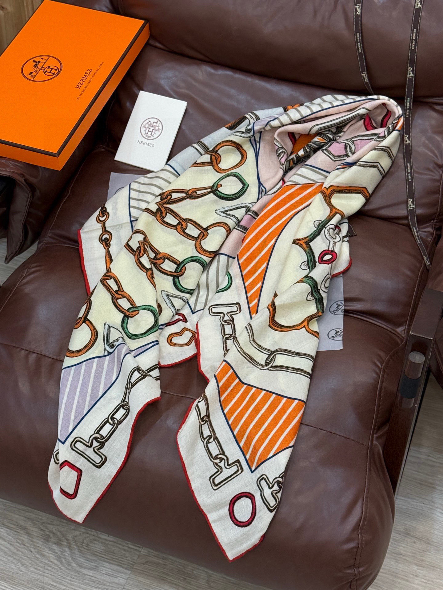 💟2025年早秋上新💞【双面同色丝绒方巾】手工卷边山羊绒和真丝混纺披肩（70%羊绒，30%桑蚕丝）这款披