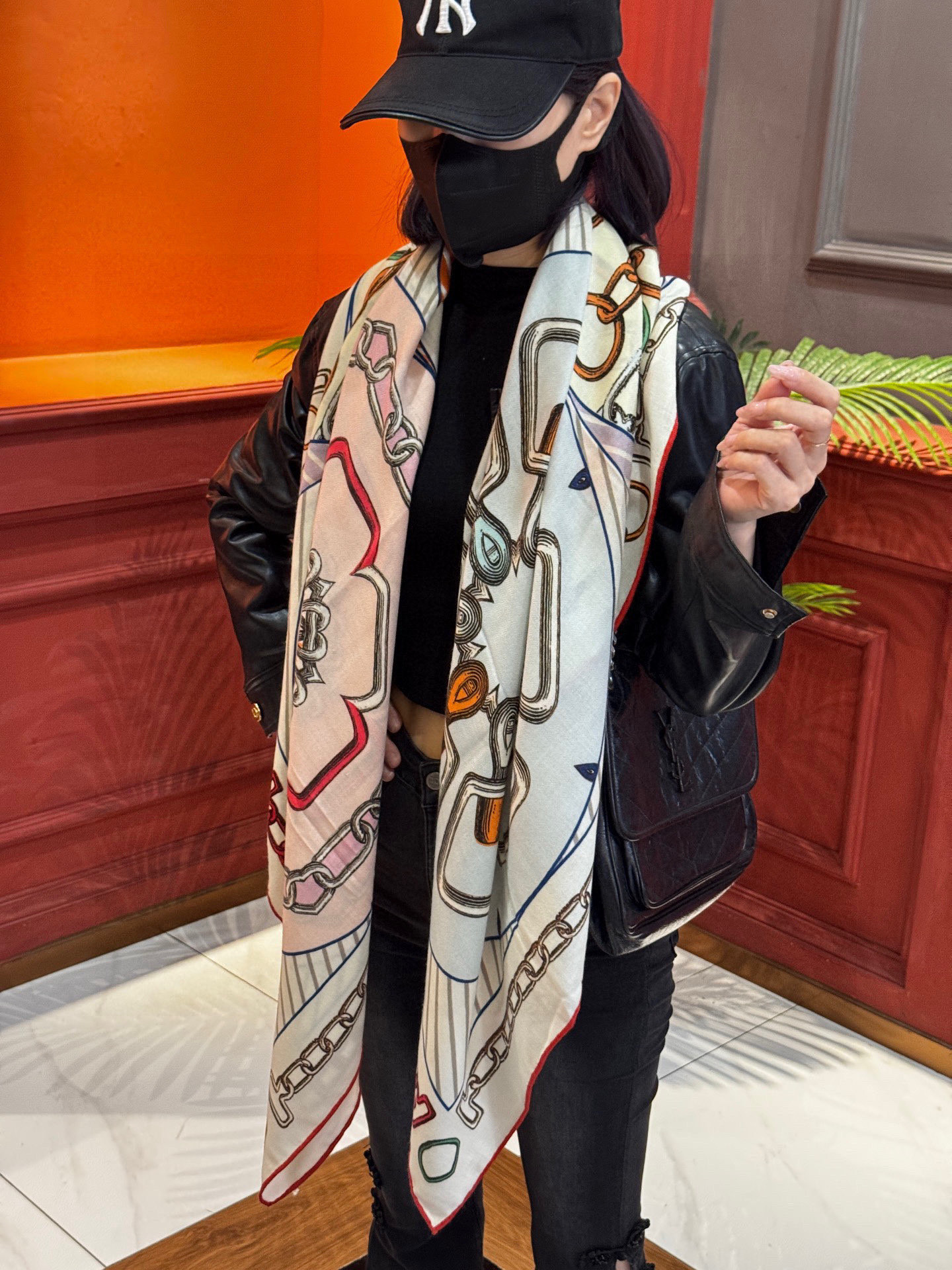 💟2025年早秋上新💞【双面同色丝绒方巾】手工卷边山羊绒和真丝混纺披肩（70%羊绒，30%桑蚕丝）这款披