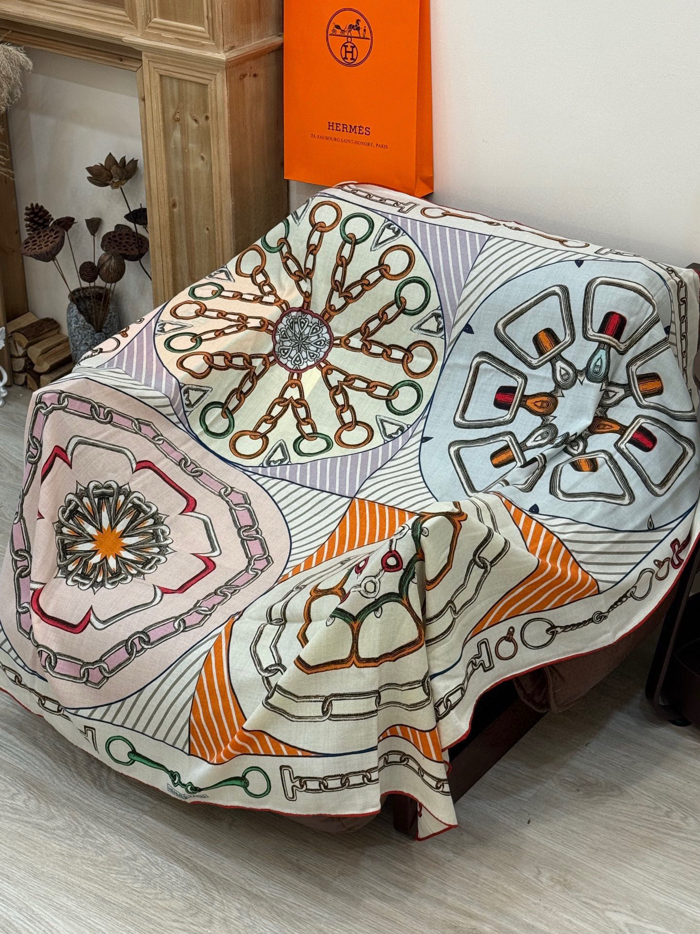 💟2025年早秋上新💞【双面同色丝绒方巾】手工卷边山羊绒和真丝混纺披肩（70%羊绒，30%桑蚕丝）这款披