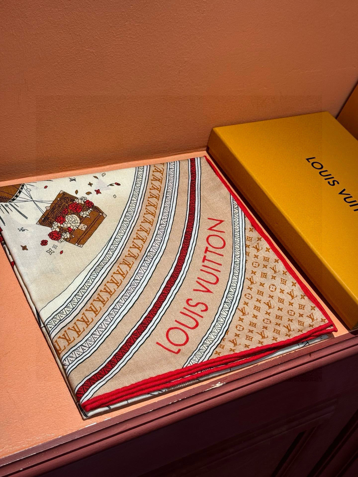 ❄【双面同色】原单Lv140cm丝绒方巾，《热气球》，本款方巾全新加入 U价🉐️ and Away 系列