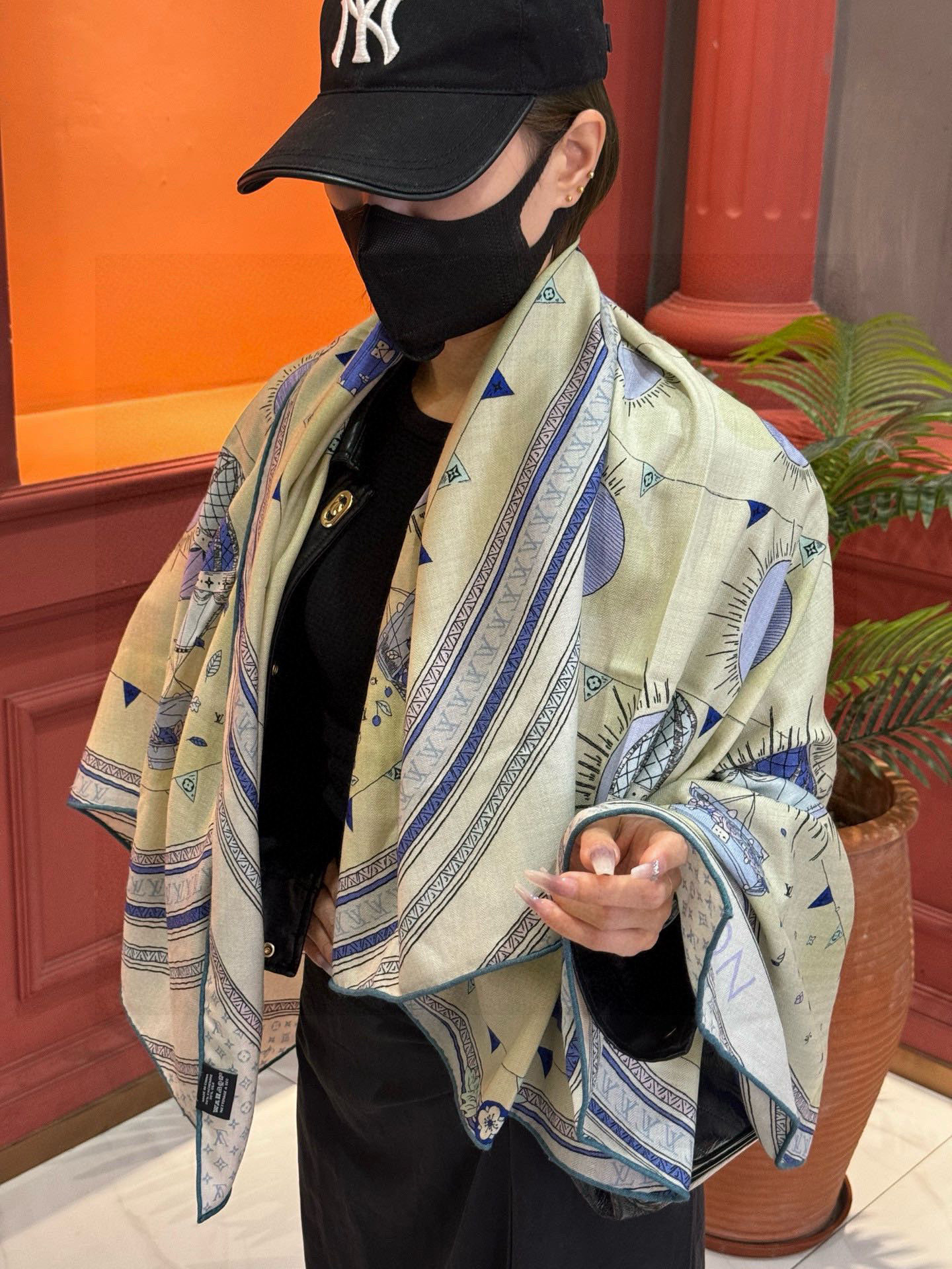 ❄【双面同色】原单Lv140cm丝绒方巾，《热气球》，本款方巾全新加入 U价🉐️ and Away 系列