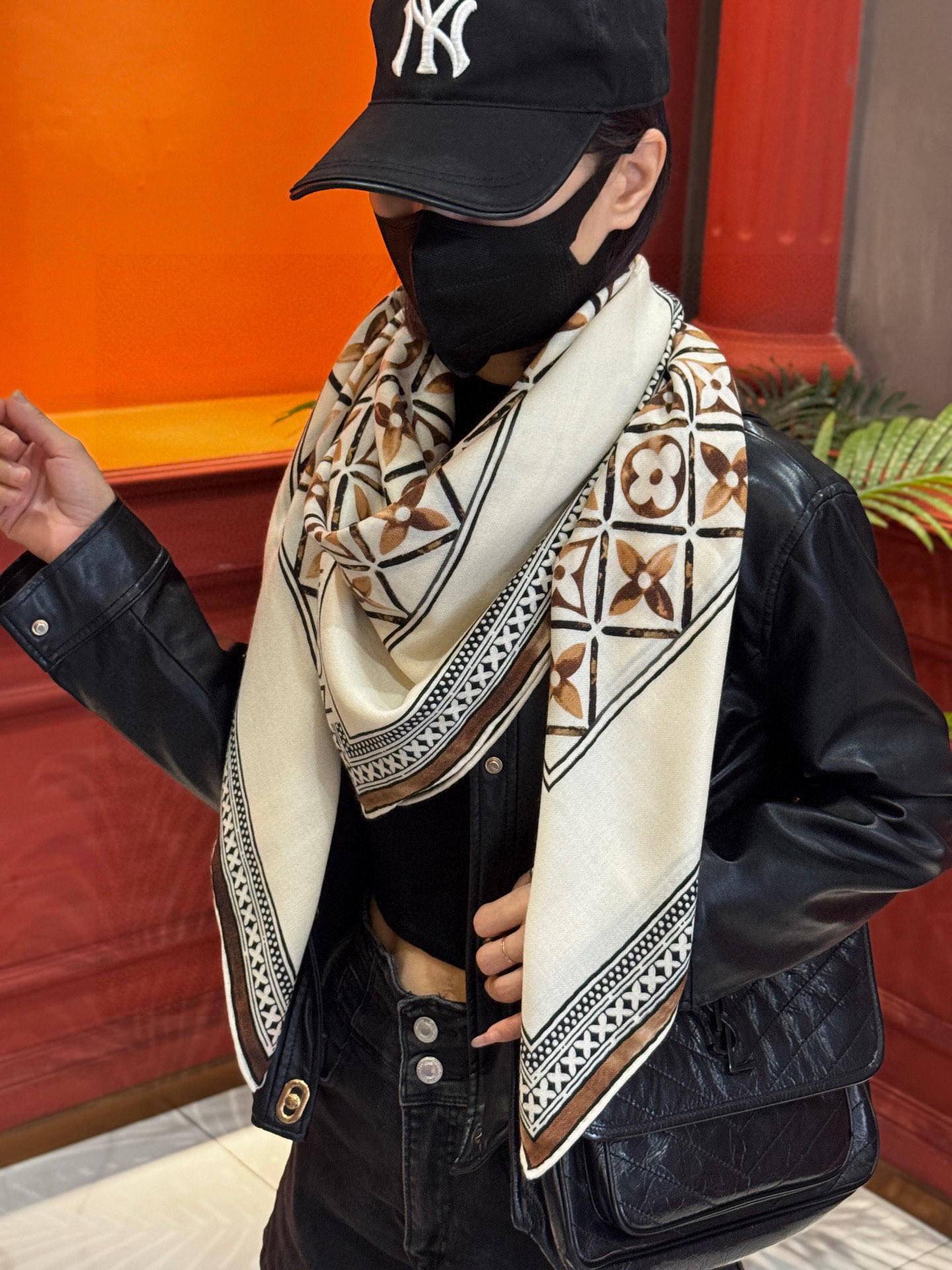 140顶级丝绒双面同色披肩30%真丝70%羊绒140*140方巾本款丝绒方巾以满溢艺术气息的设计诠释19