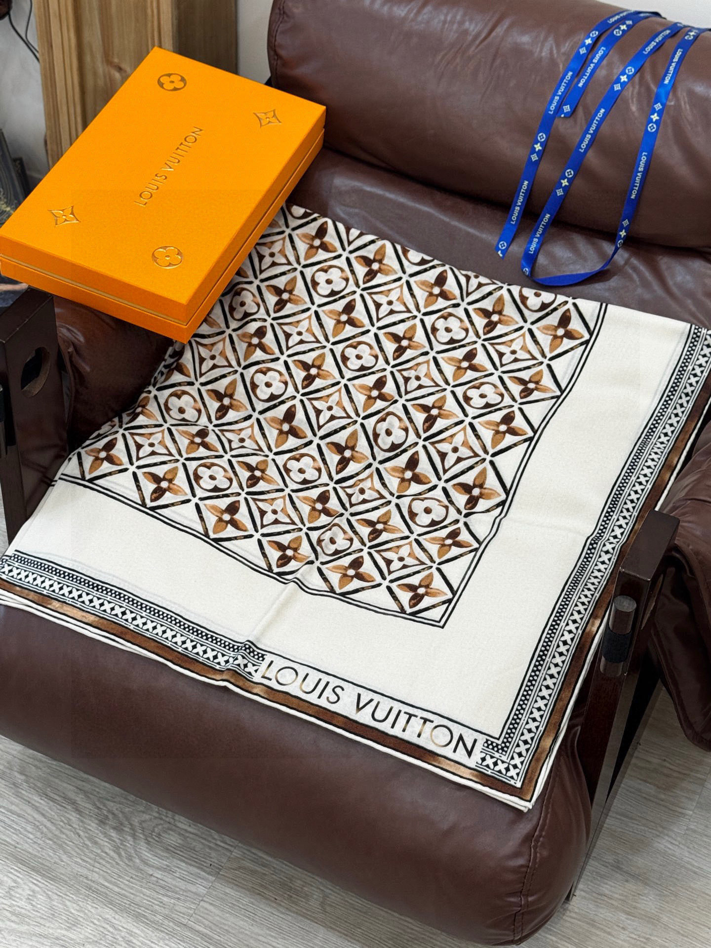 140顶级丝绒双面同色披肩30%真丝70%羊绒140*140方巾本款丝绒方巾以满溢艺术气息的设计诠释19