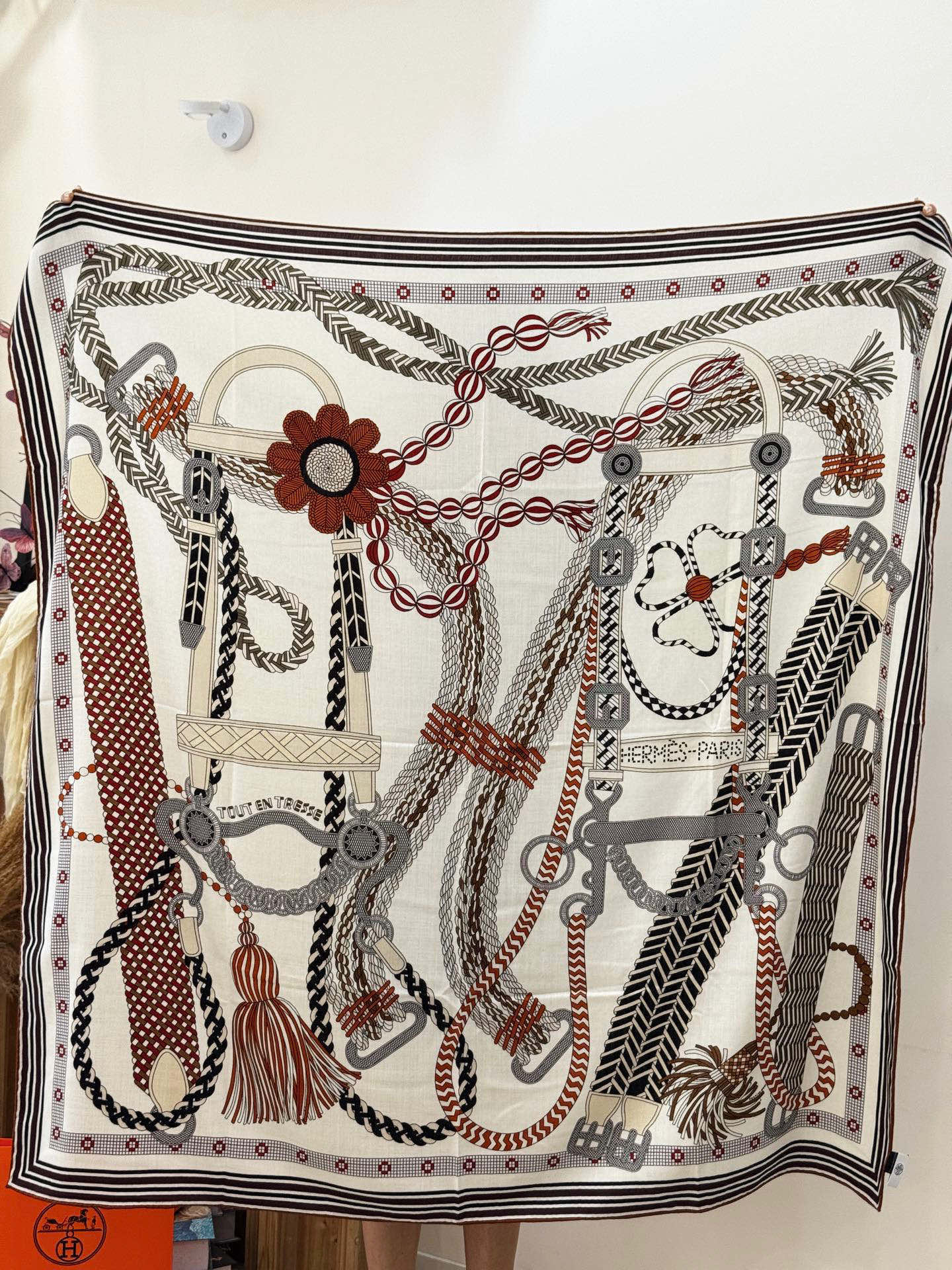 “编织鞍带”140方巾～Hermes 手工卷边丝绒方巾（30%桑蚕丝70%羊绒）这款爱马仕的经典单品展现