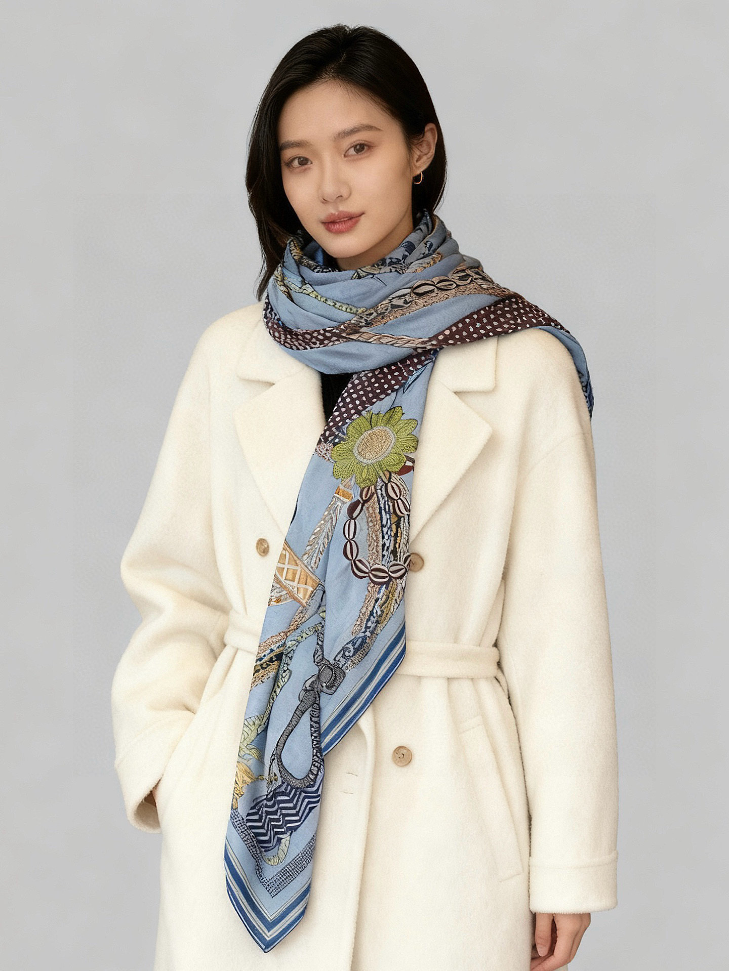 “编织鞍带”140方巾～Hermes 手工卷边丝绒方巾（30%桑蚕丝70%羊绒）这款爱马仕的经典单品展现