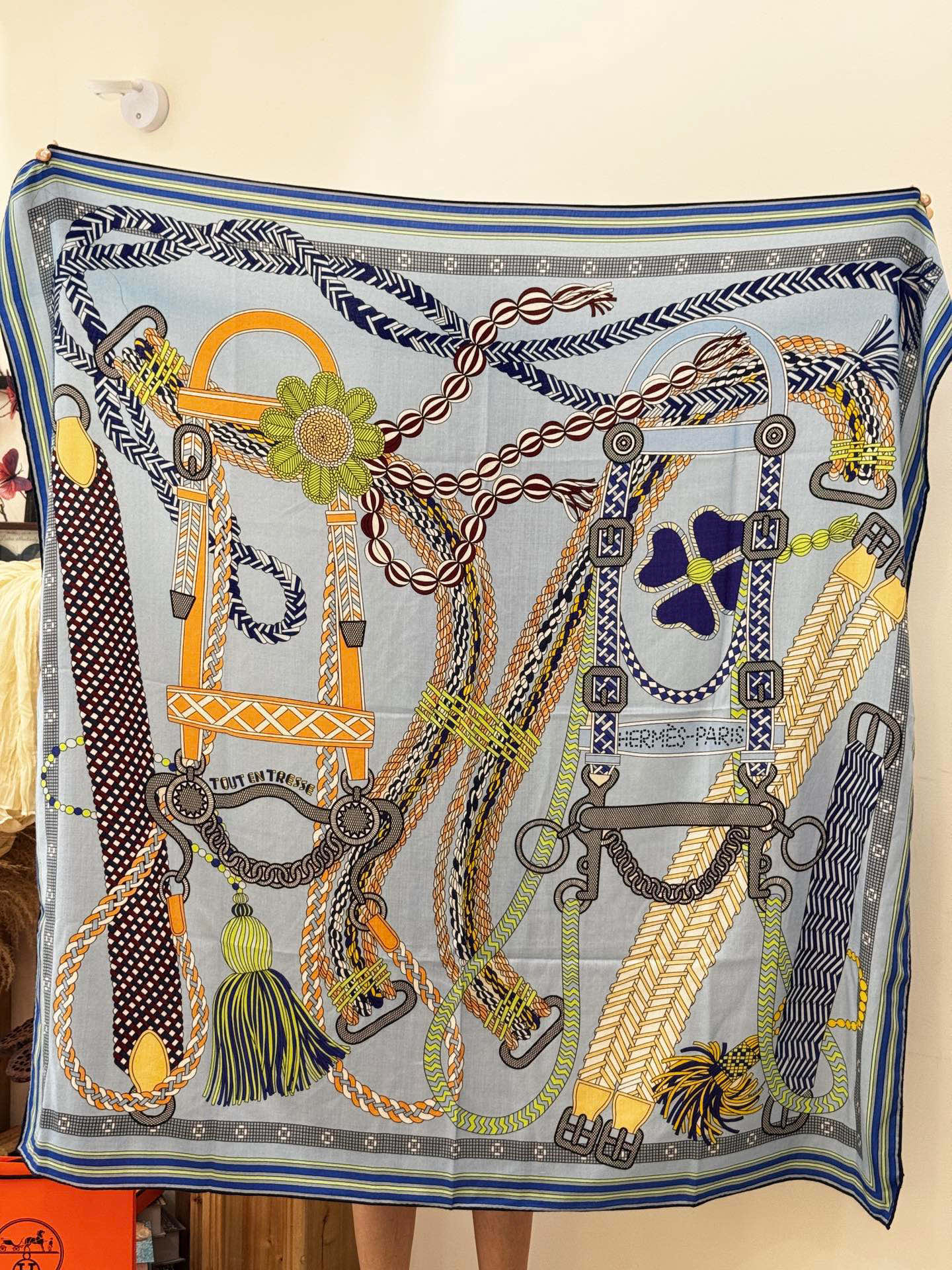 “编织鞍带”140方巾～Hermes 手工卷边丝绒方巾（30%桑蚕丝70%羊绒）这款爱马仕的经典单品展现