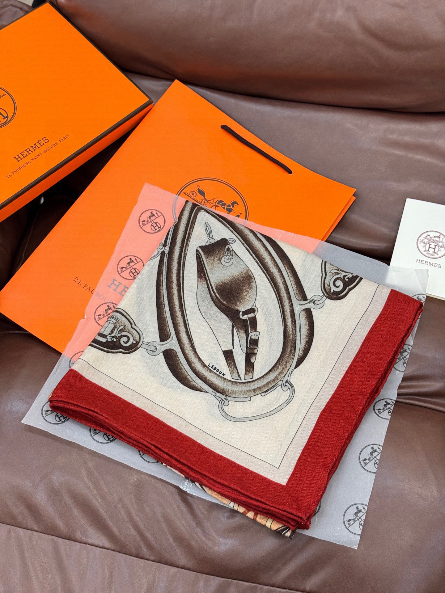 上新🆕【丝绒双面同色140披肩】“弩式牵引马具”手工卷边丝绒方巾披肩70%羊绒30%真丝这款典藏方巾展现