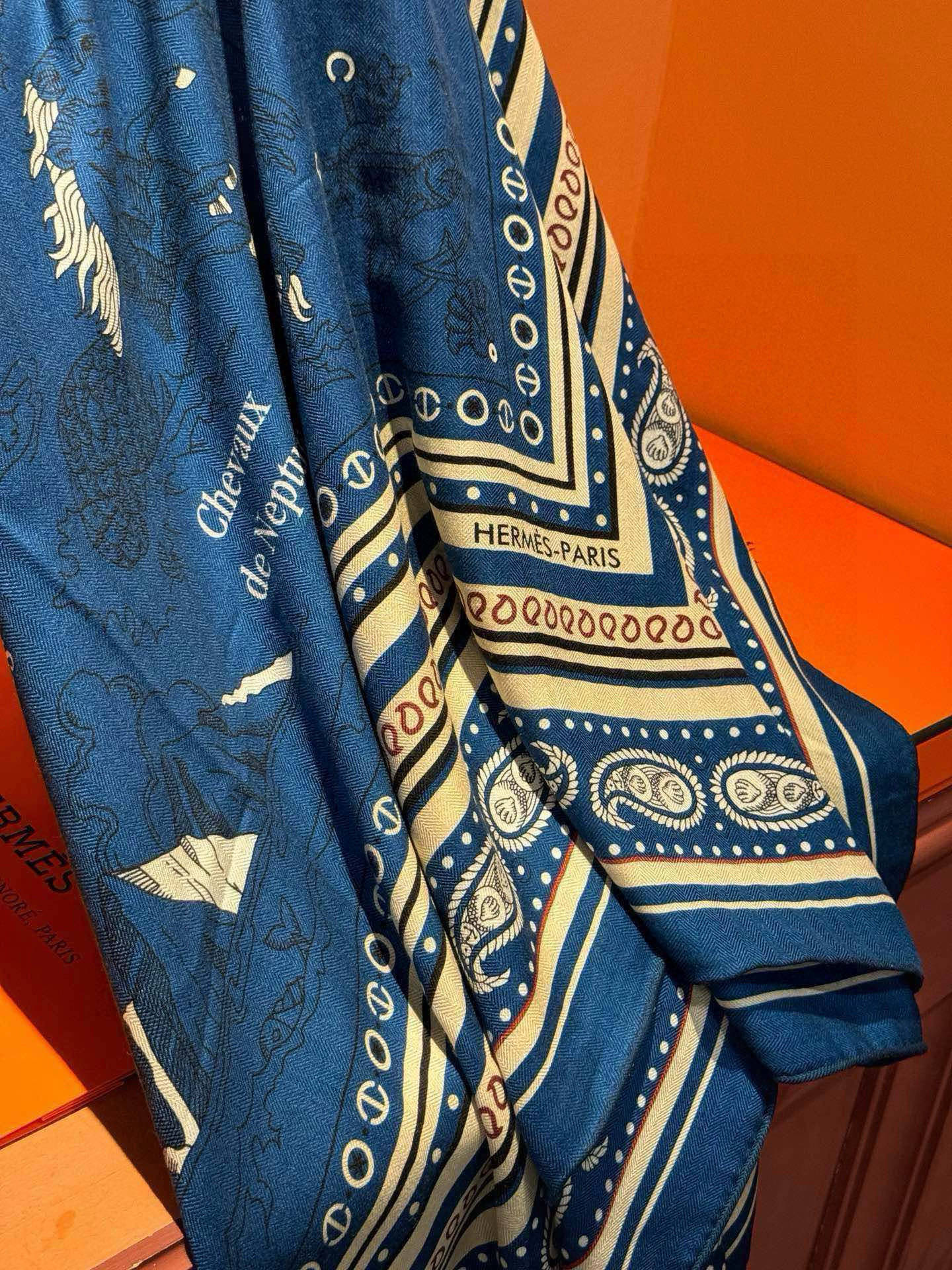 羊绒新款🆕👏👏买了都说好看‼️推荐💕爱马仕双面同色羊绒方巾【水手纹身双面同色140】，顶级工艺超值‼️爱