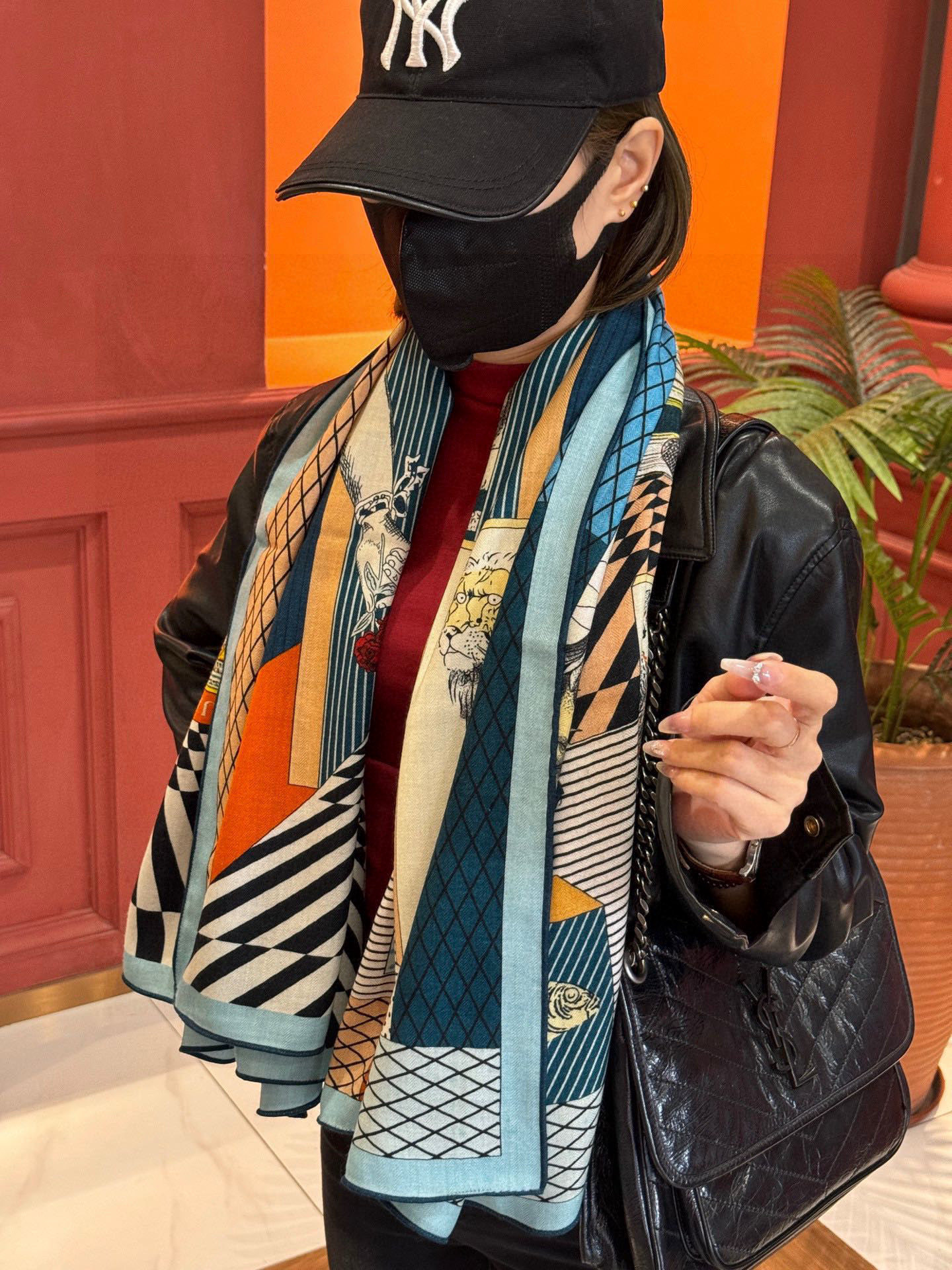 爱马仕新款双面同色 品名: 新型大剧院面料：丝绒尺寸：140*140 这款爱马仕点睛配饰可以多种方式佩戴