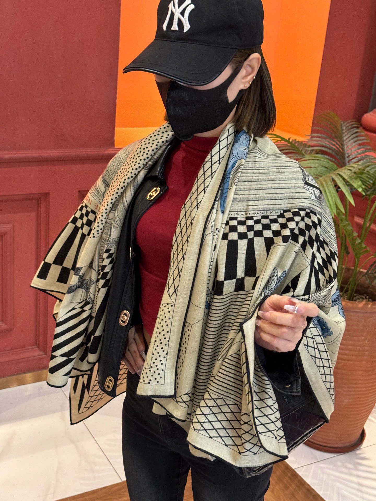 爱马仕新款双面同色 品名: 新型大剧院面料：丝绒尺寸：140*140 这款爱马仕点睛配饰可以多种方式佩戴