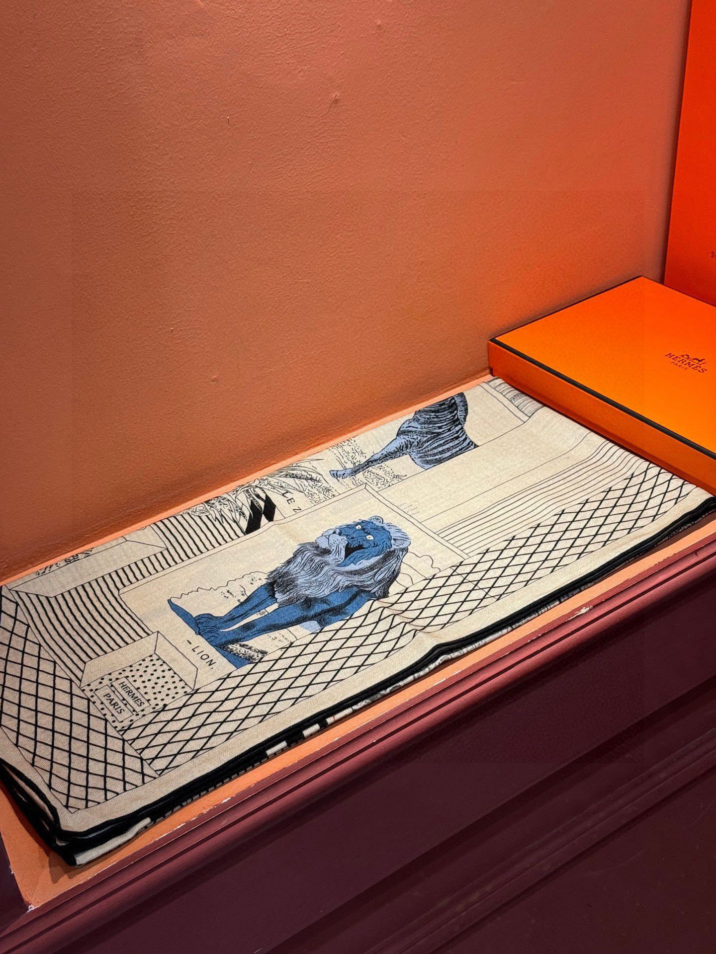 爱马仕新款双面同色 品名: 新型大剧院面料：丝绒尺寸：140*140 这款爱马仕点睛配饰可以多种方式佩戴