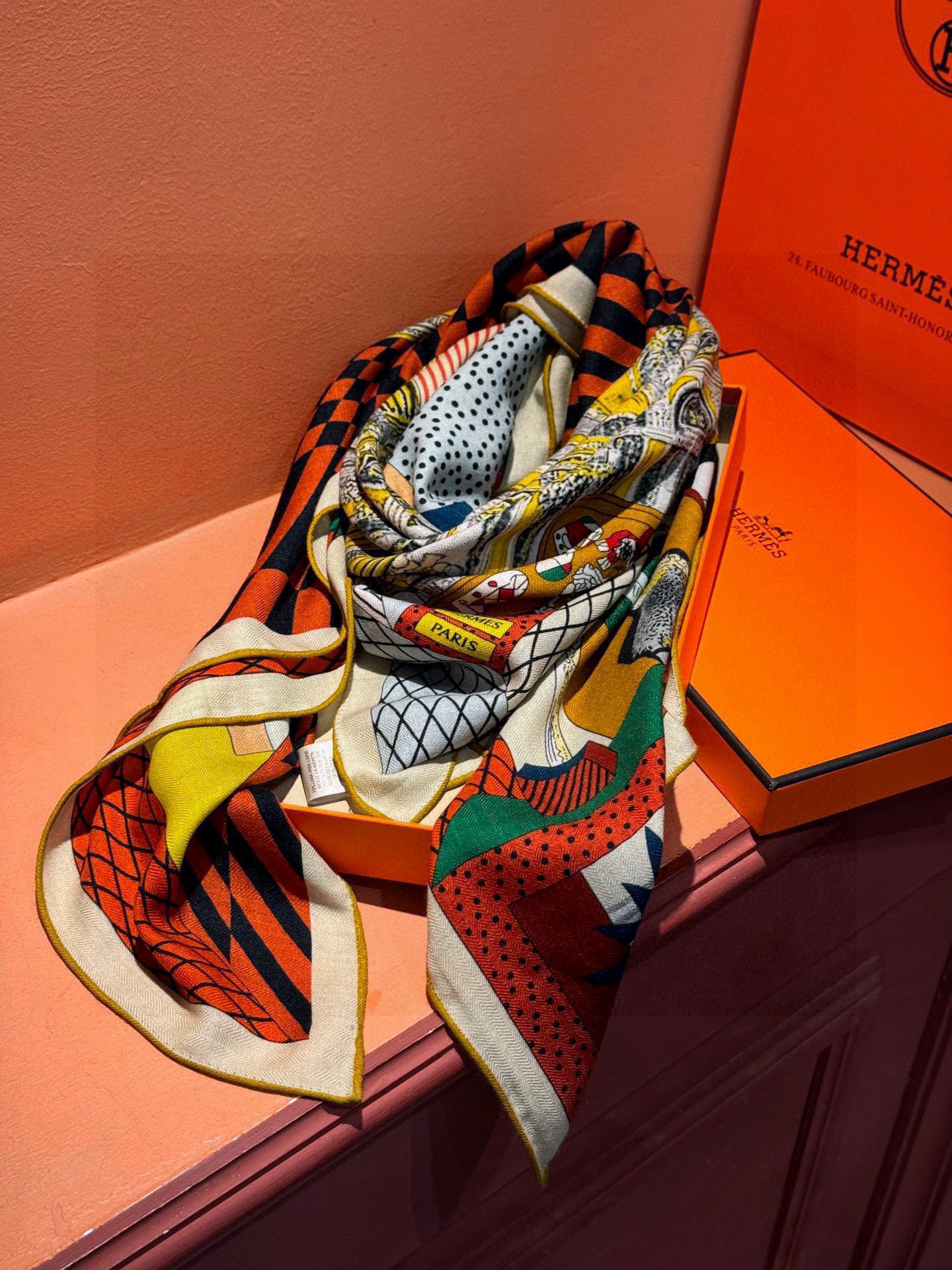 爱马仕新款双面同色 品名: 新型大剧院面料：丝绒尺寸：140*140 这款爱马仕点睛配饰可以多种方式佩戴