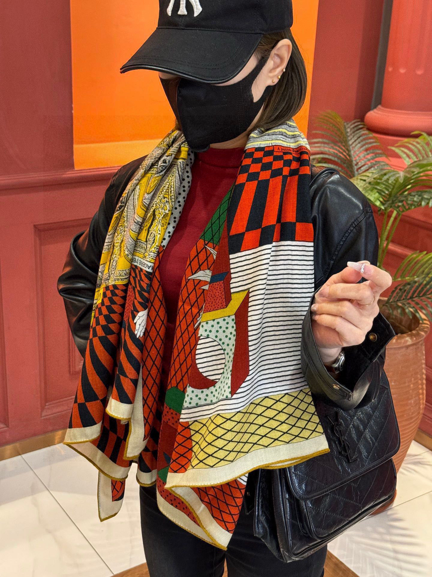 爱马仕新款双面同色 品名: 新型大剧院面料：丝绒尺寸：140*140 这款爱马仕点睛配饰可以多种方式佩戴