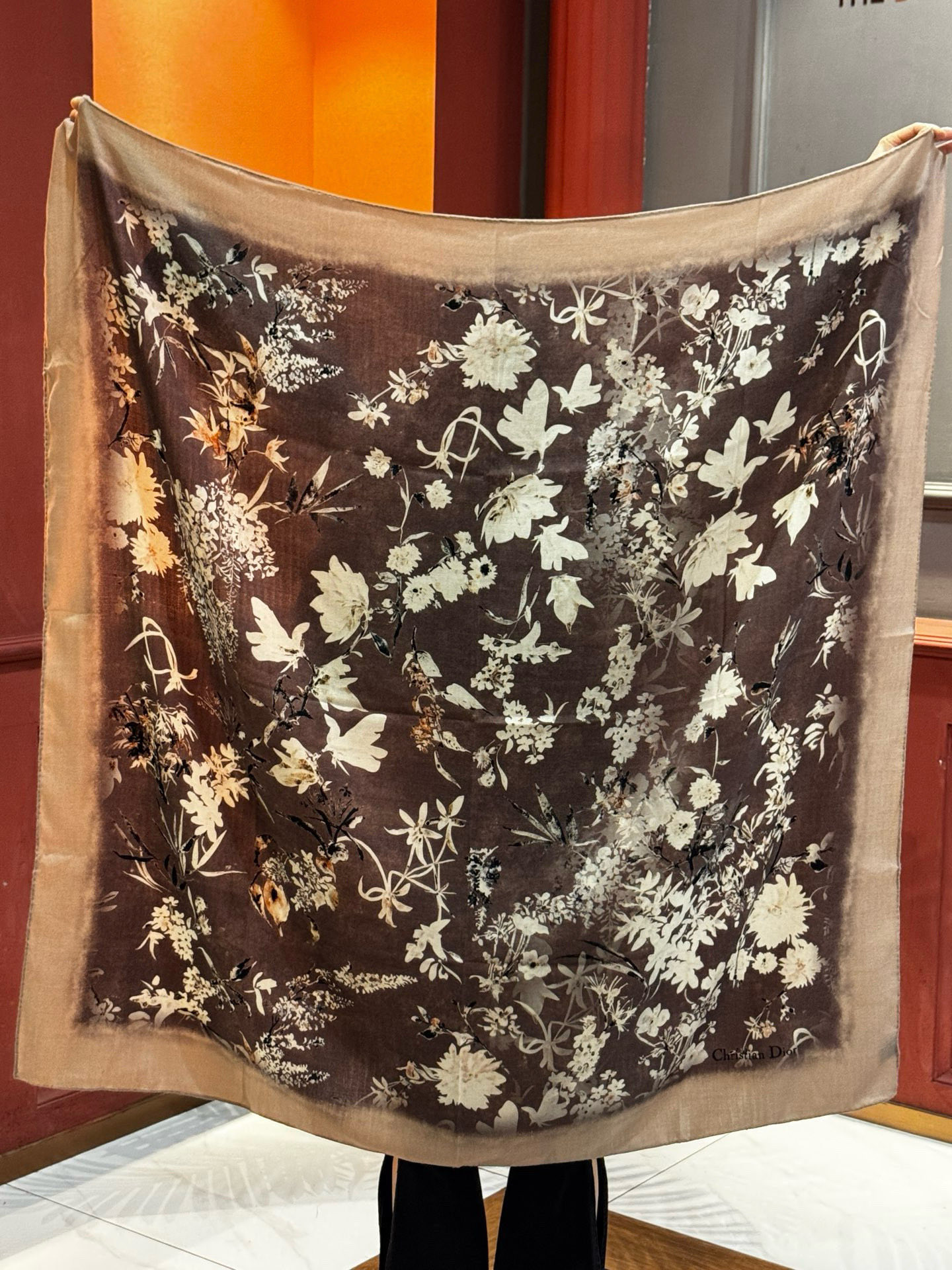 Dior 140丝绒双面同色印花披肩Millefiori 图案这款披肩饰以多色 Millefiori 图