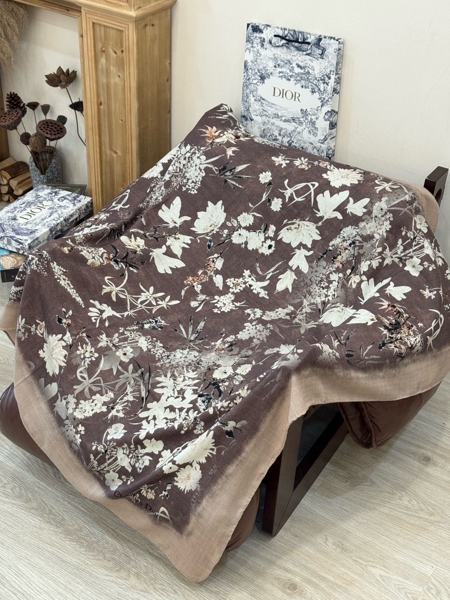 Dior 140丝绒双面同色印花披肩Millefiori 图案这款披肩饰以多色 Millefiori 图