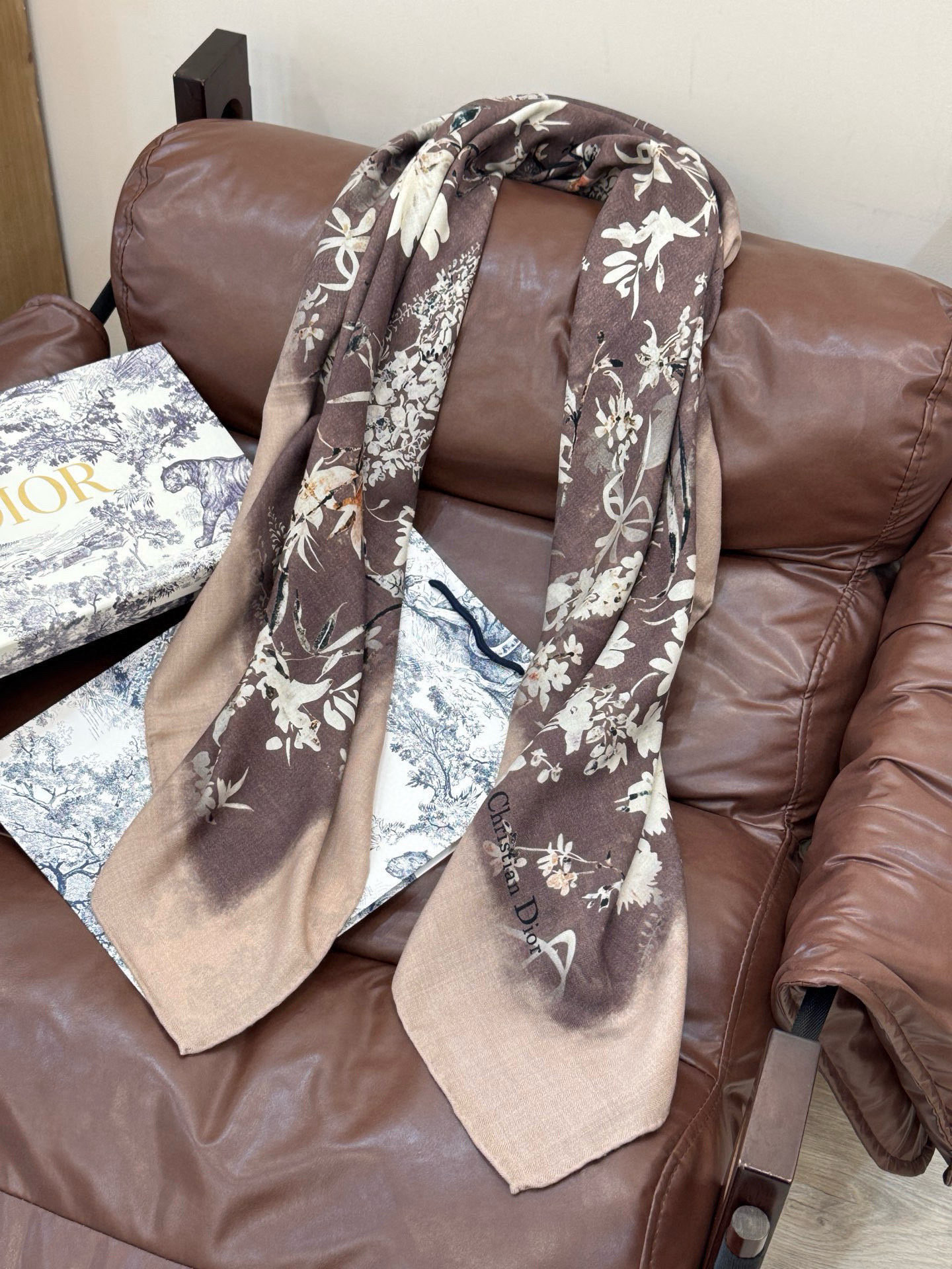 Dior 140丝绒双面同色印花披肩Millefiori 图案这款披肩饰以多色 Millefiori 图