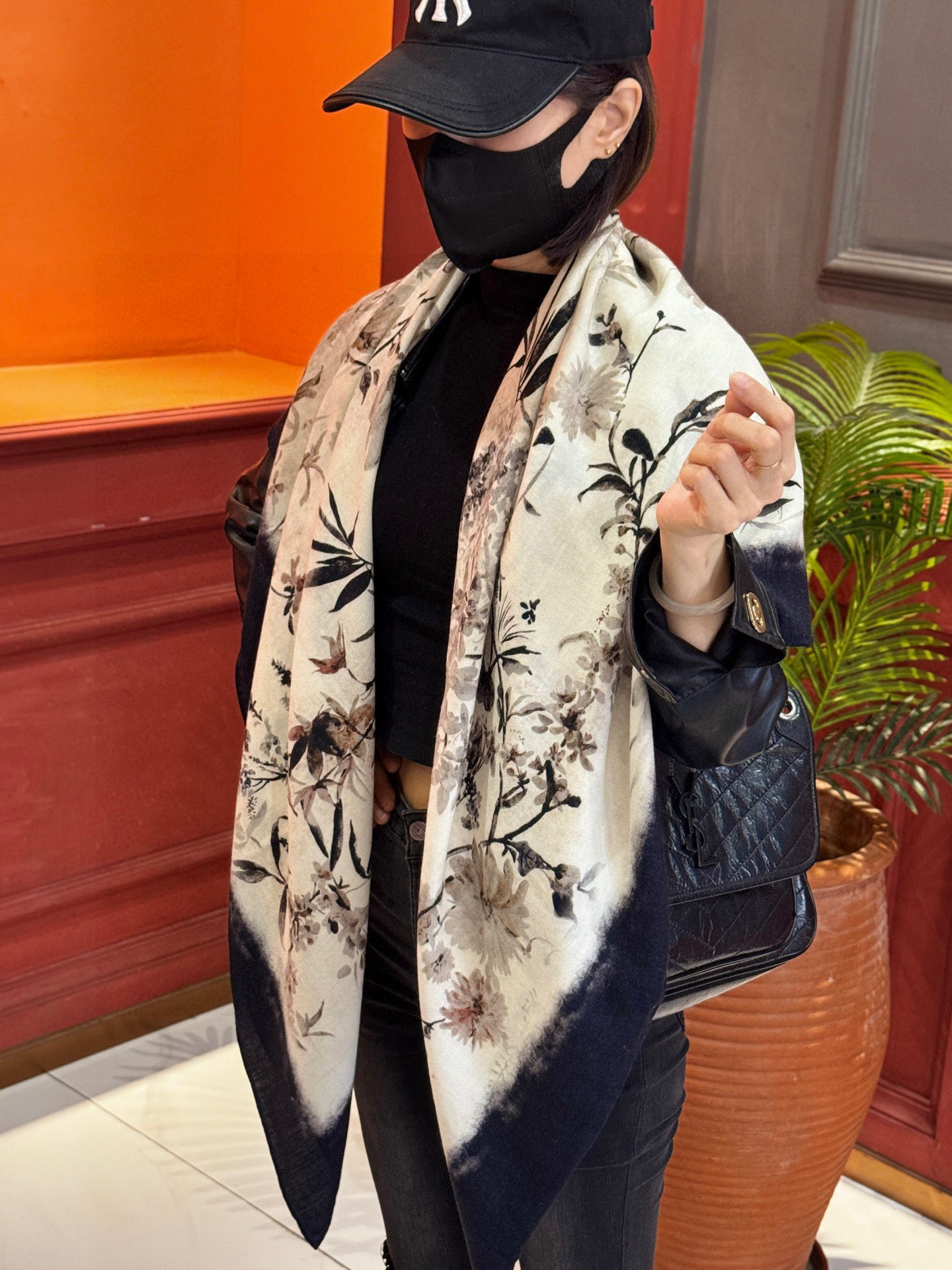 Dior 140丝绒双面同色印花披肩Millefiori 图案这款披肩饰以多色 Millefiori 图