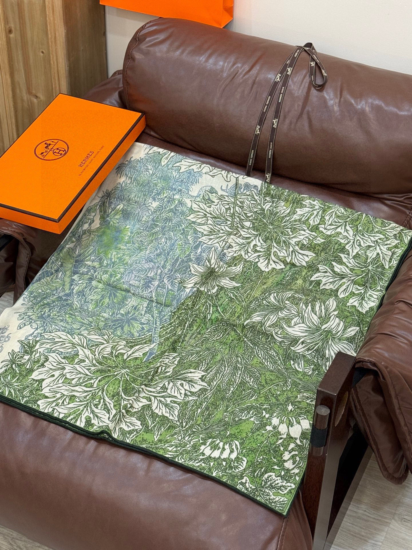 💟2025年秋冬抢先 上新💞【双面同色丝绒方巾】手工卷边山羊绒和真丝混纺披肩（70%山羊绒，30%桑蚕丝