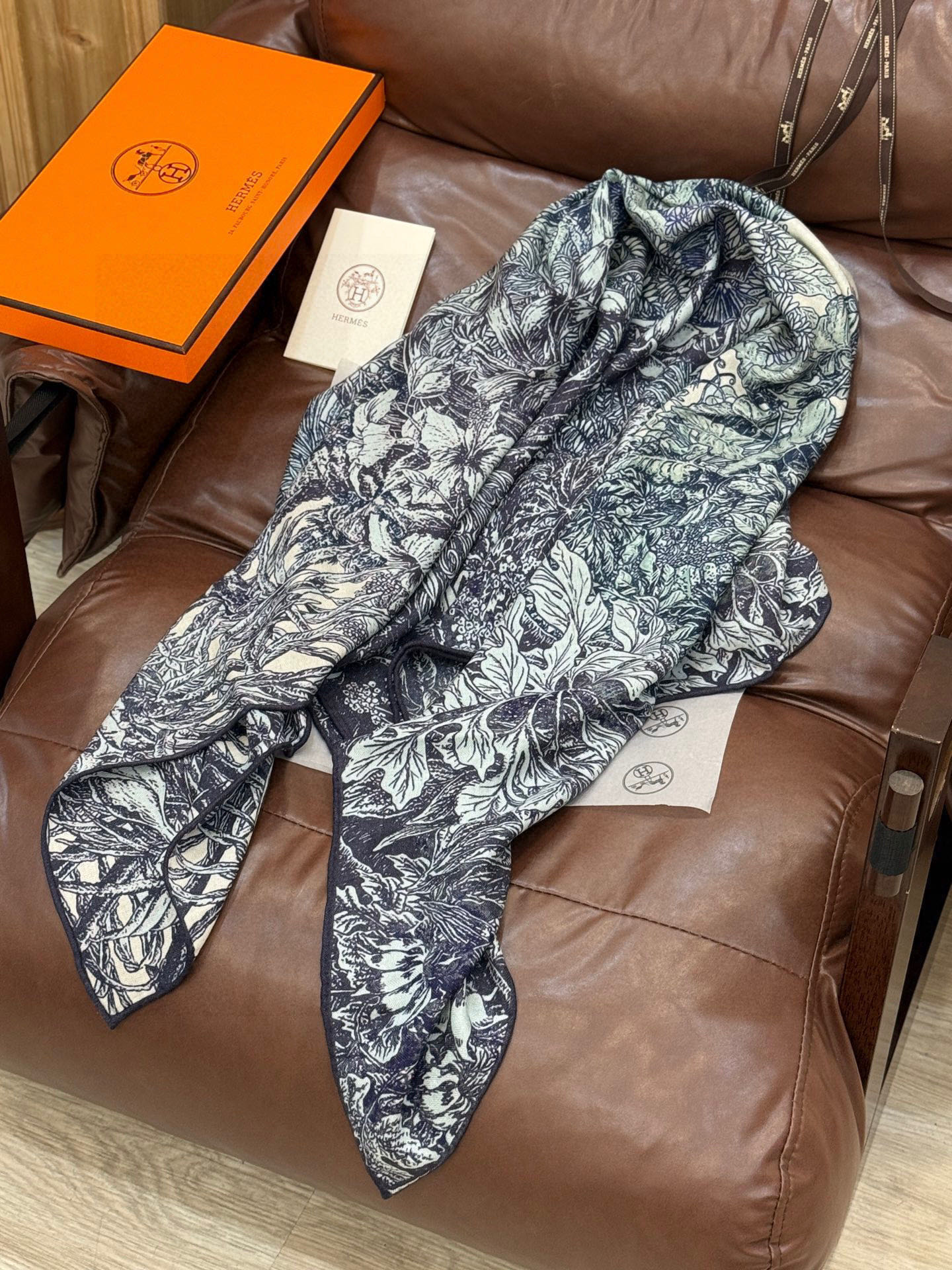 💟2025年秋冬抢先 上新💞【双面同色丝绒方巾】手工卷边山羊绒和真丝混纺披肩（70%山羊绒，30%桑蚕丝