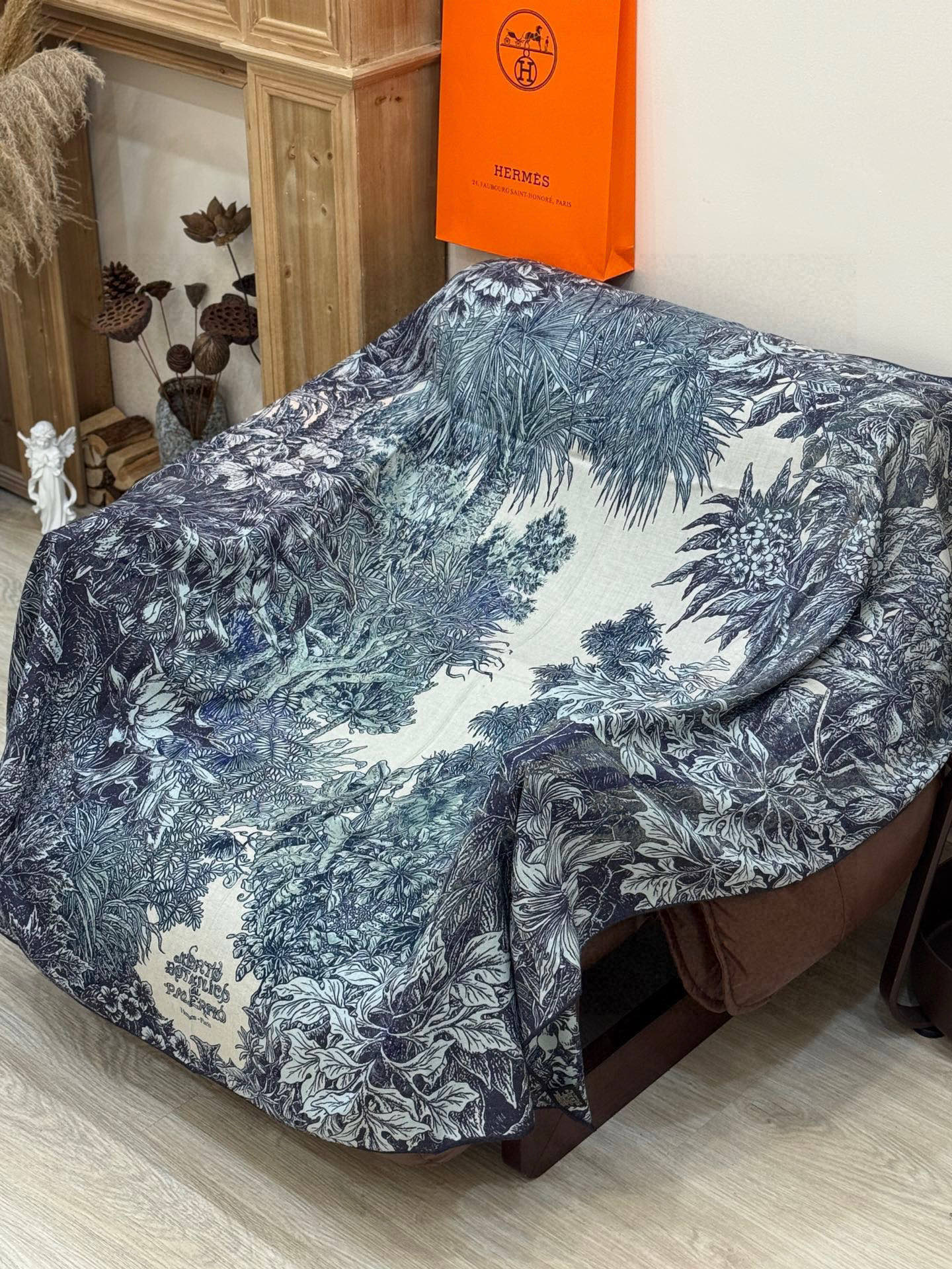 💟2025年秋冬抢先 上新💞【双面同色丝绒方巾】手工卷边山羊绒和真丝混纺披肩（70%山羊绒，30%桑蚕丝