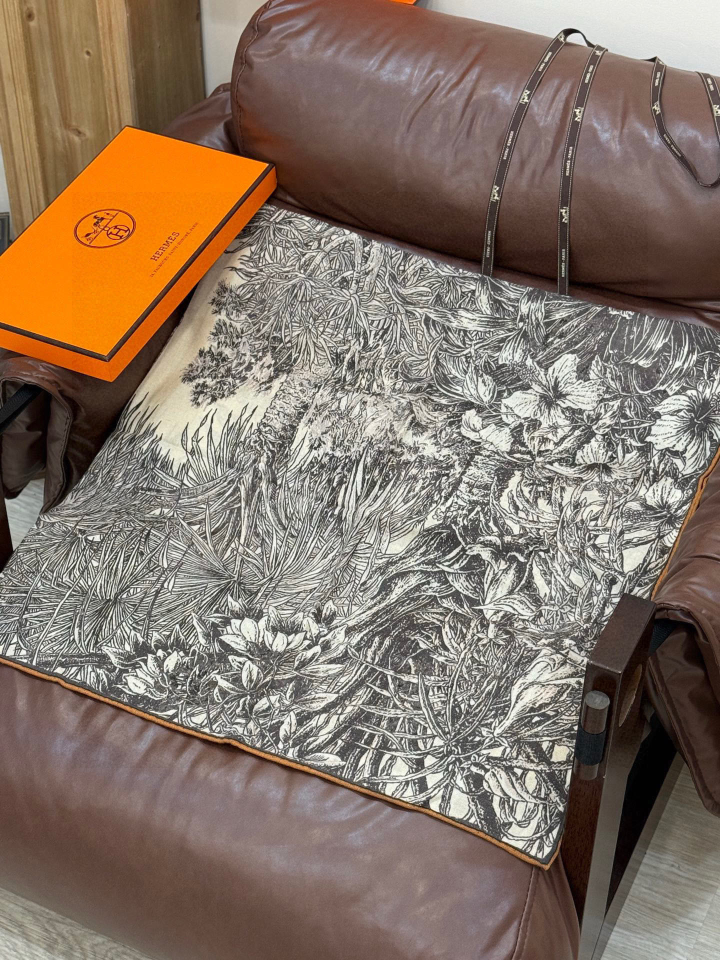 💟2025年秋冬抢先 上新💞【双面同色丝绒方巾】手工卷边山羊绒和真丝混纺披肩（70%山羊绒，30%桑蚕丝