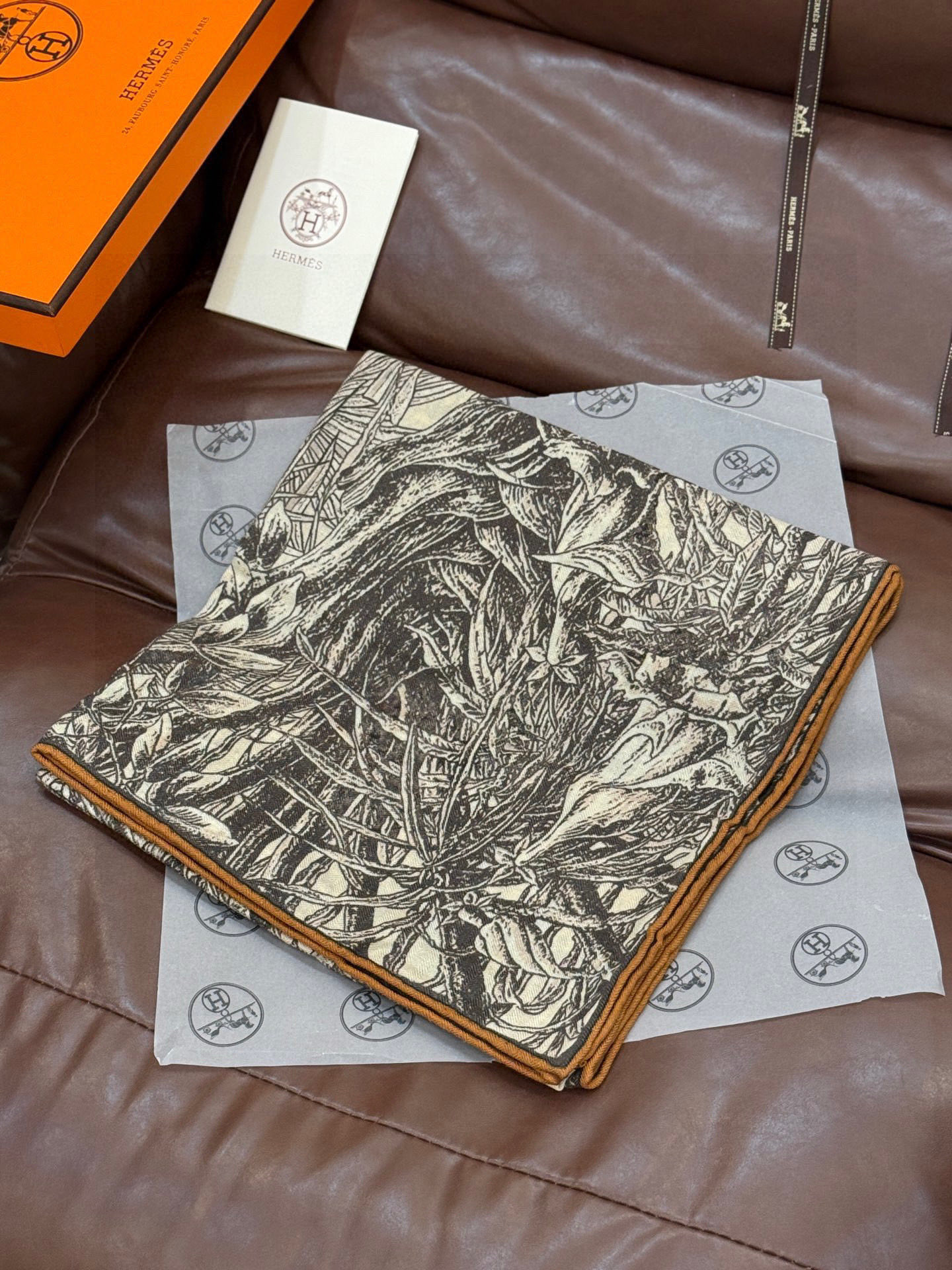 💟2025年秋冬抢先 上新💞【双面同色丝绒方巾】手工卷边山羊绒和真丝混纺披肩（70%山羊绒，30%桑蚕丝