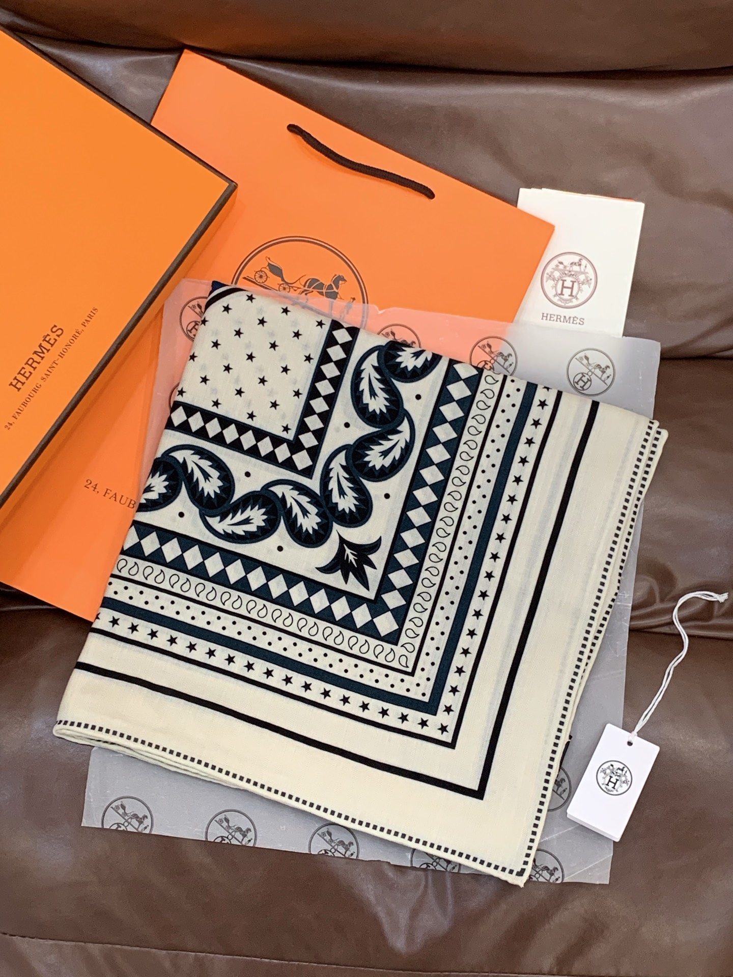 羊绒新款🆕👏👏买了都说好看‼️推荐💕爱马仕双面同色羊绒方巾【双面同色140】，顶级工艺超值‼️爱马仕专柜