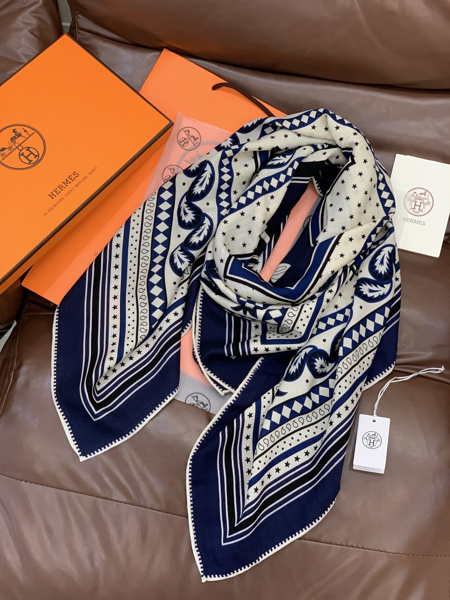 羊绒新款🆕👏👏买了都说好看‼️推荐💕爱马仕双面同色羊绒方巾【双面同色140】，顶级工艺超值‼️爱马仕专柜