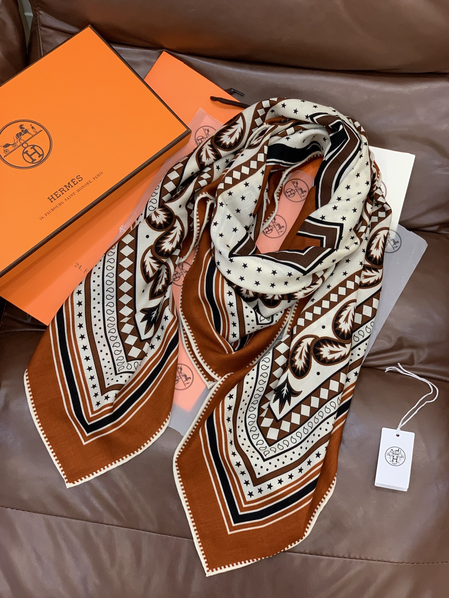 羊绒新款🆕👏👏买了都说好看‼️推荐💕爱马仕双面同色羊绒方巾【双面同色140】，顶级工艺超值‼️爱马仕专柜