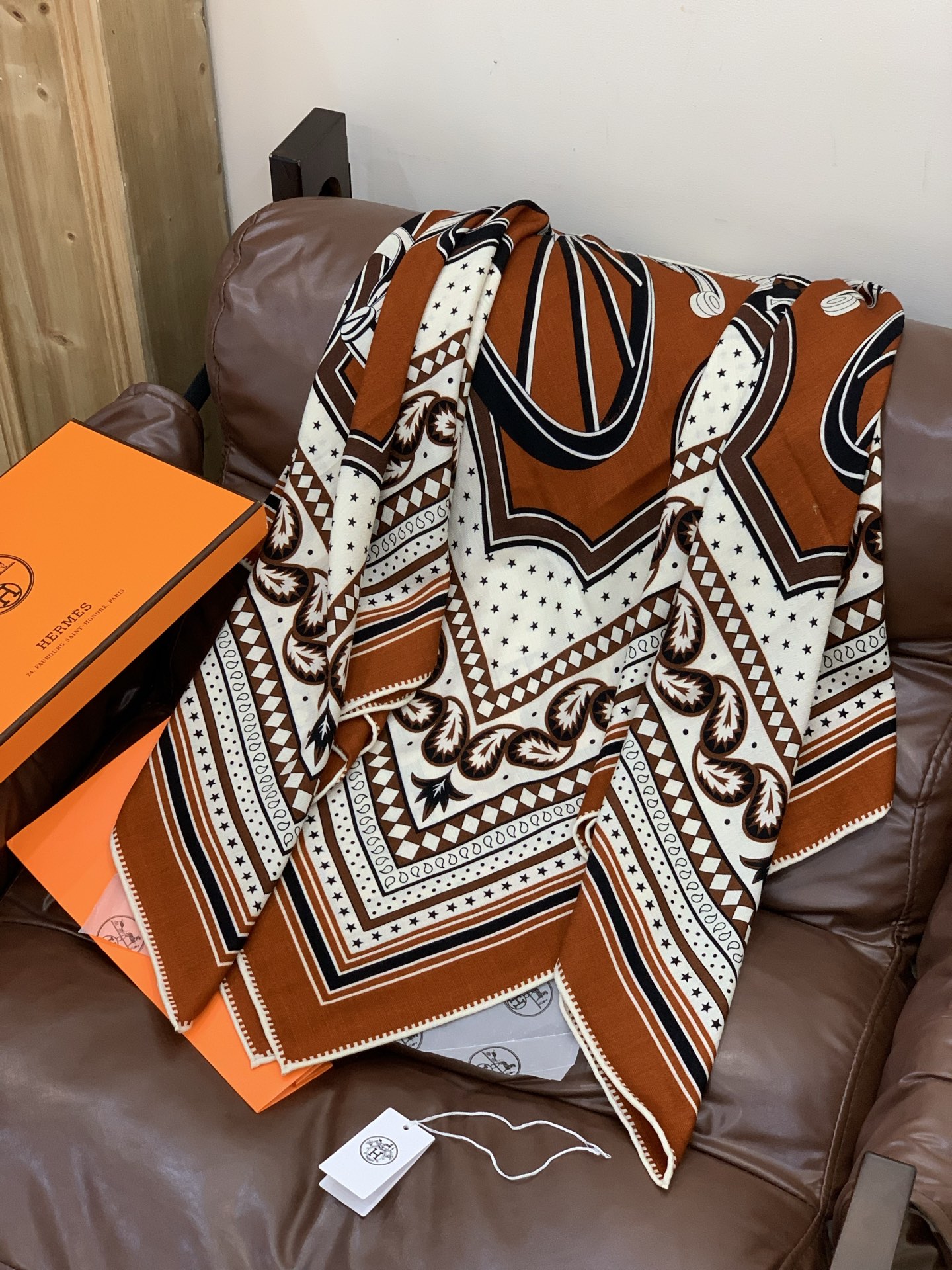 羊绒新款🆕👏👏买了都说好看‼️推荐💕爱马仕双面同色羊绒方巾【双面同色140】，顶级工艺超值‼️爱马仕专柜