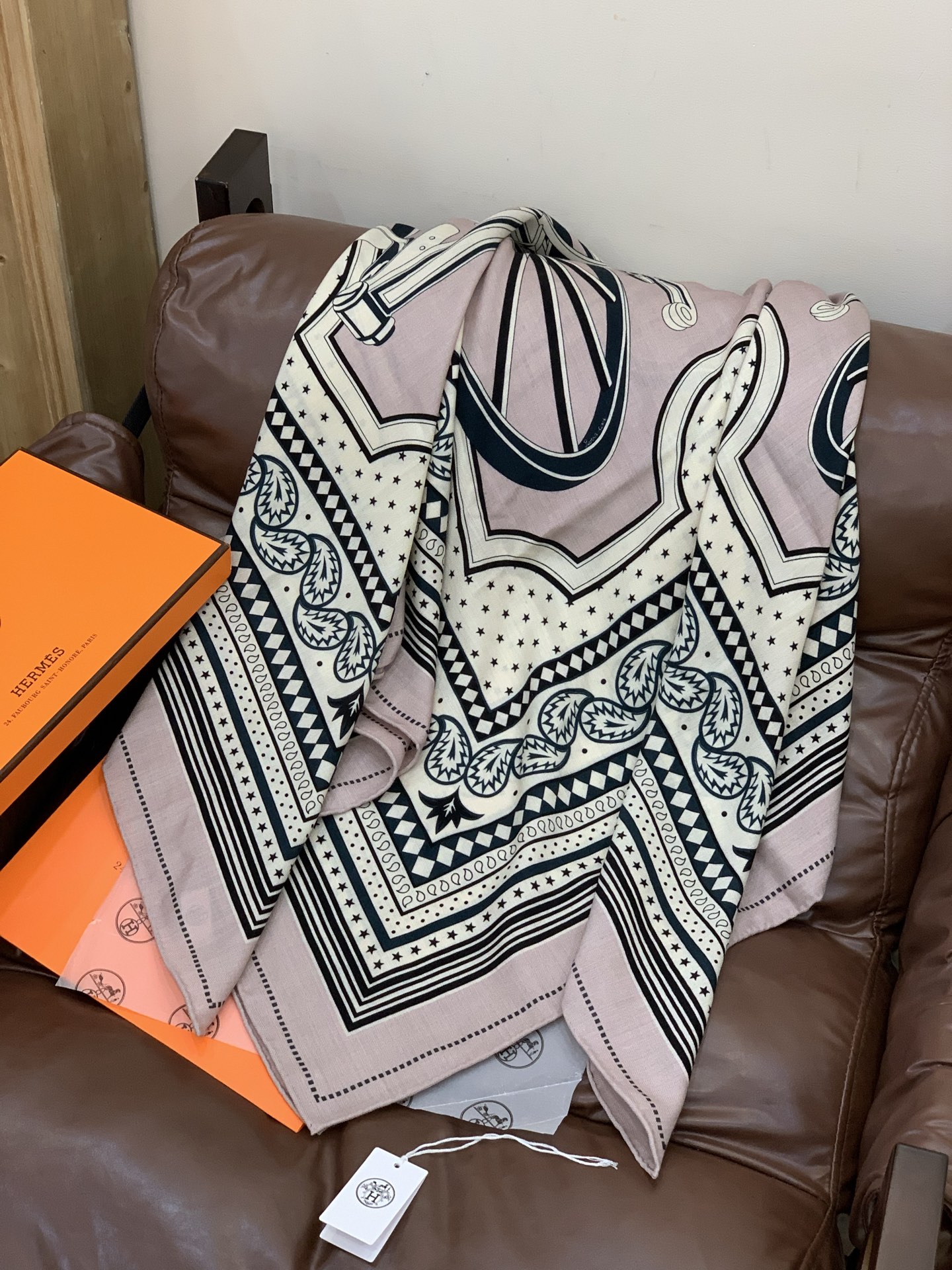 羊绒新款🆕👏👏买了都说好看‼️推荐💕爱马仕双面同色羊绒方巾【双面同色140】，顶级工艺超值‼️爱马仕专柜