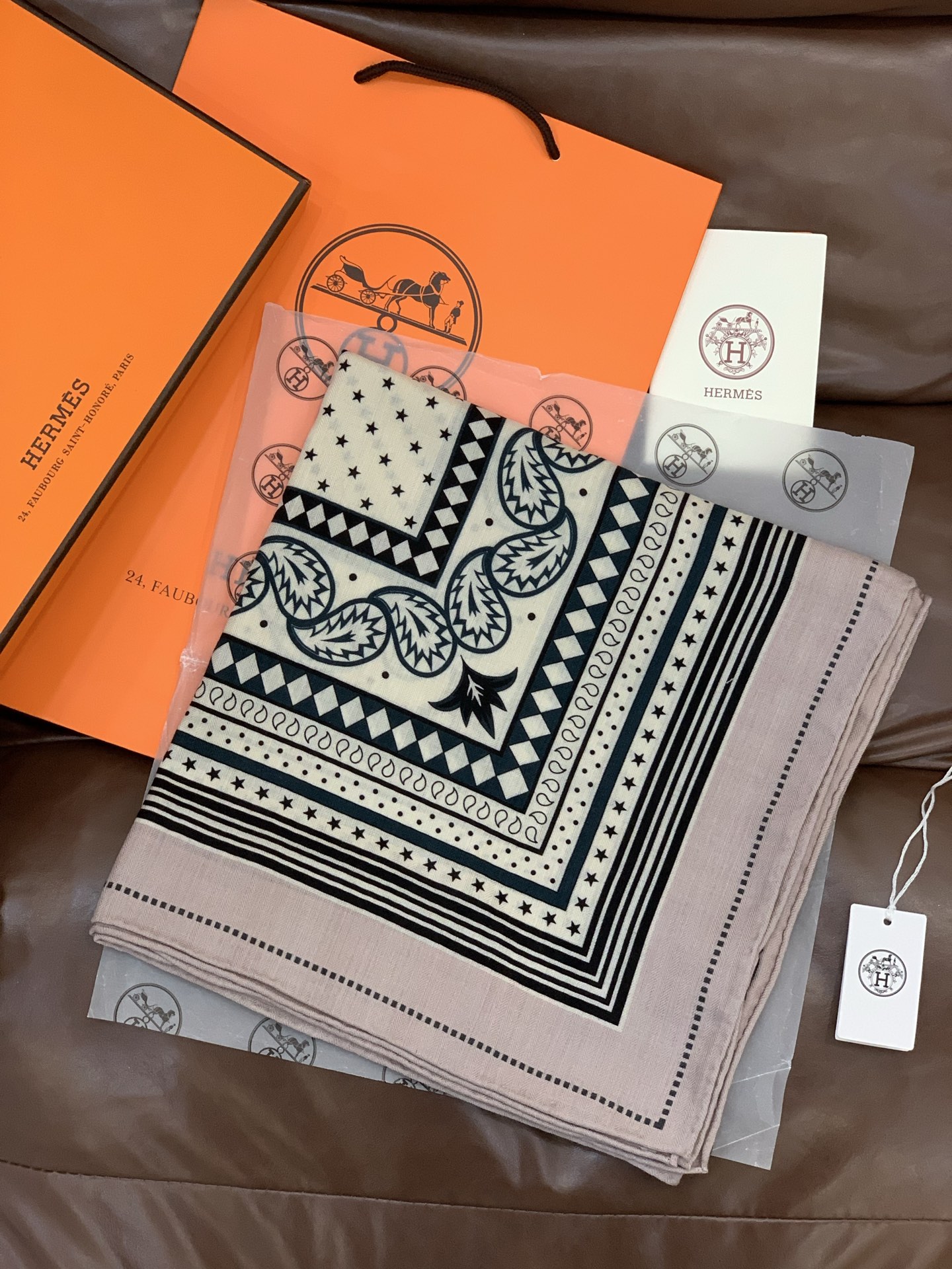 羊绒新款🆕👏👏买了都说好看‼️推荐💕爱马仕双面同色羊绒方巾【双面同色140】，顶级工艺超值‼️爱马仕专柜