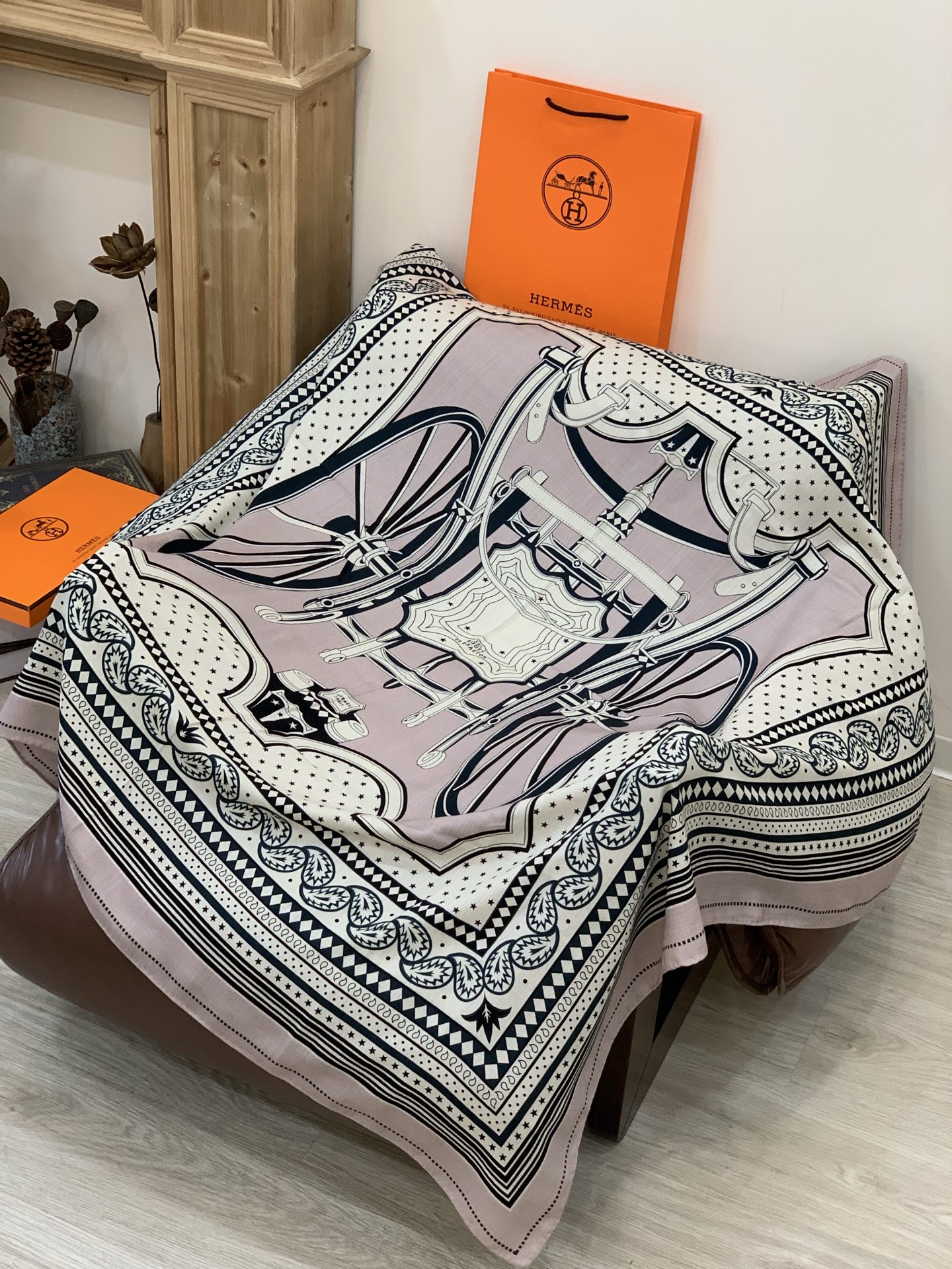 羊绒新款🆕👏👏买了都说好看‼️推荐💕爱马仕双面同色羊绒方巾【双面同色140】，顶级工艺超值‼️爱马仕专柜