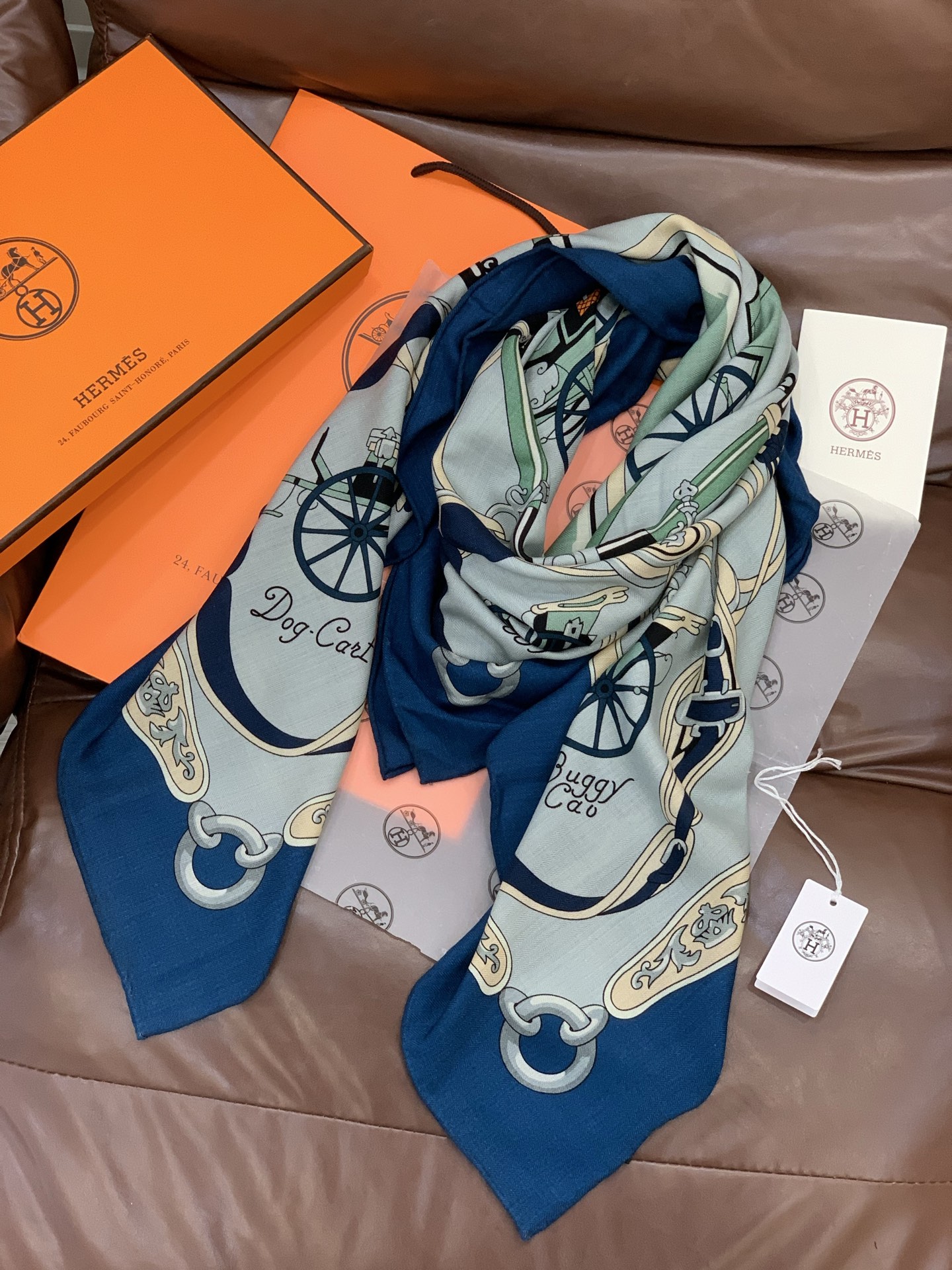 羊绒新款🆕👏👏买了都说好看‼️推荐💕爱马仕双面同色羊绒方巾【双面同色140】，顶级工艺超值‼️爱马仕专柜