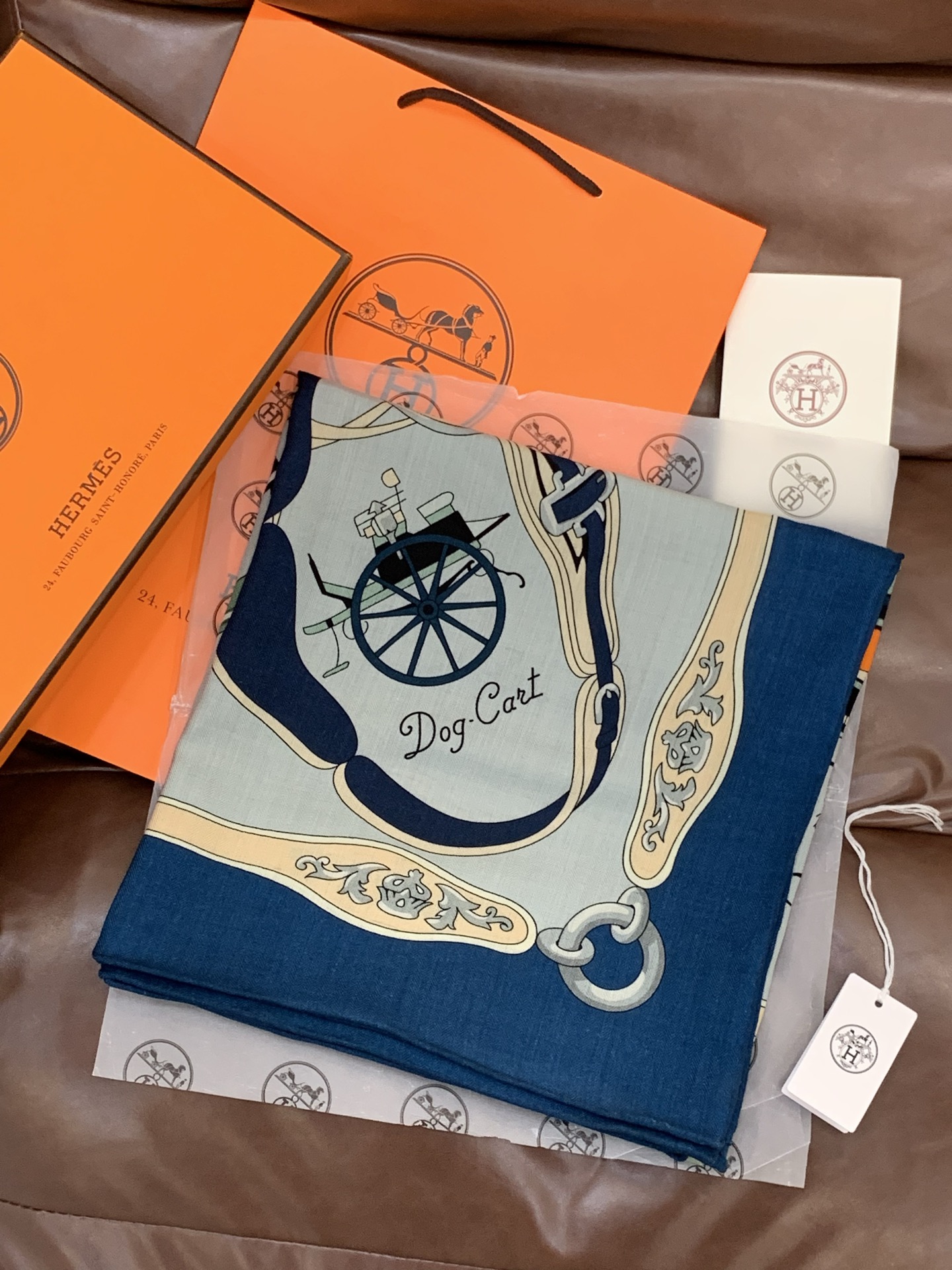 羊绒新款🆕👏👏买了都说好看‼️推荐💕爱马仕双面同色羊绒方巾【双面同色140】，顶级工艺超值‼️爱马仕专柜