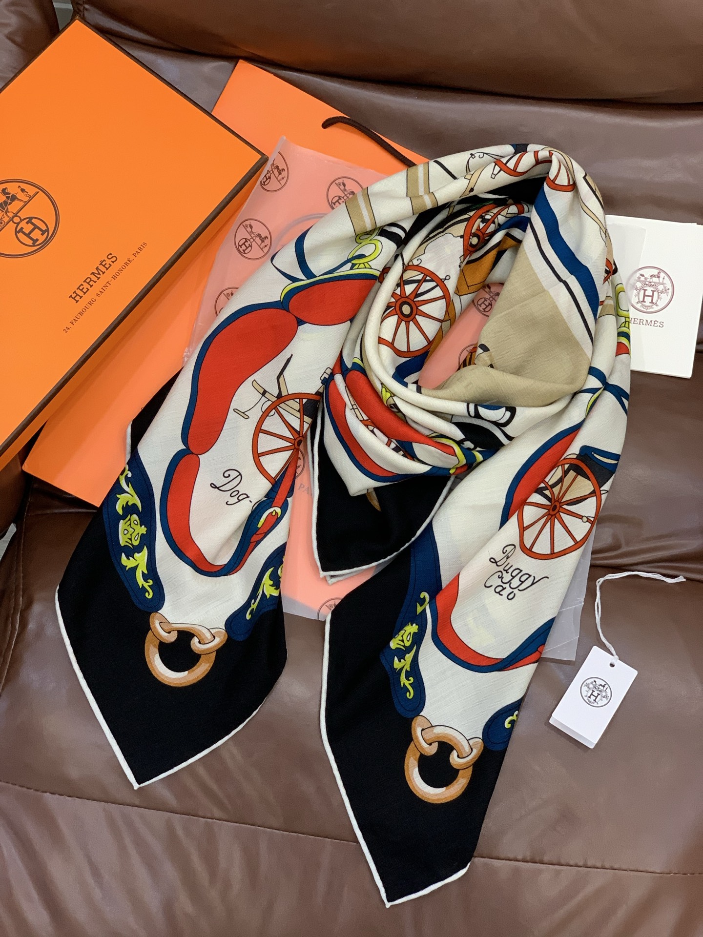 羊绒新款🆕👏👏买了都说好看‼️推荐💕爱马仕双面同色羊绒方巾【双面同色140】，顶级工艺超值‼️爱马仕专柜