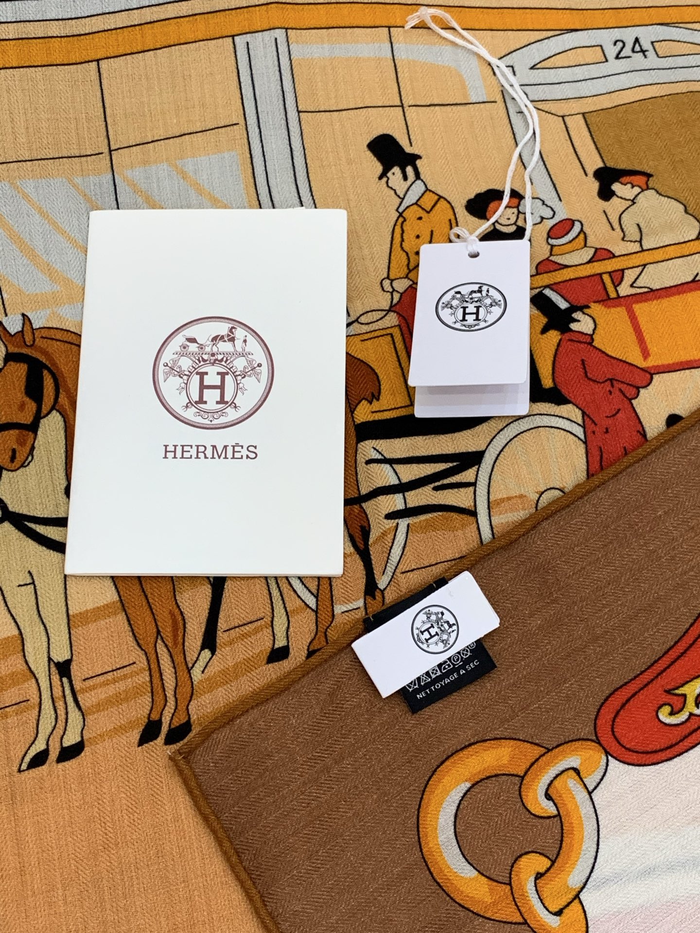 羊绒新款🆕👏👏买了都说好看‼️推荐💕爱马仕双面同色羊绒方巾【双面同色140】，顶级工艺超值‼️爱马仕专柜