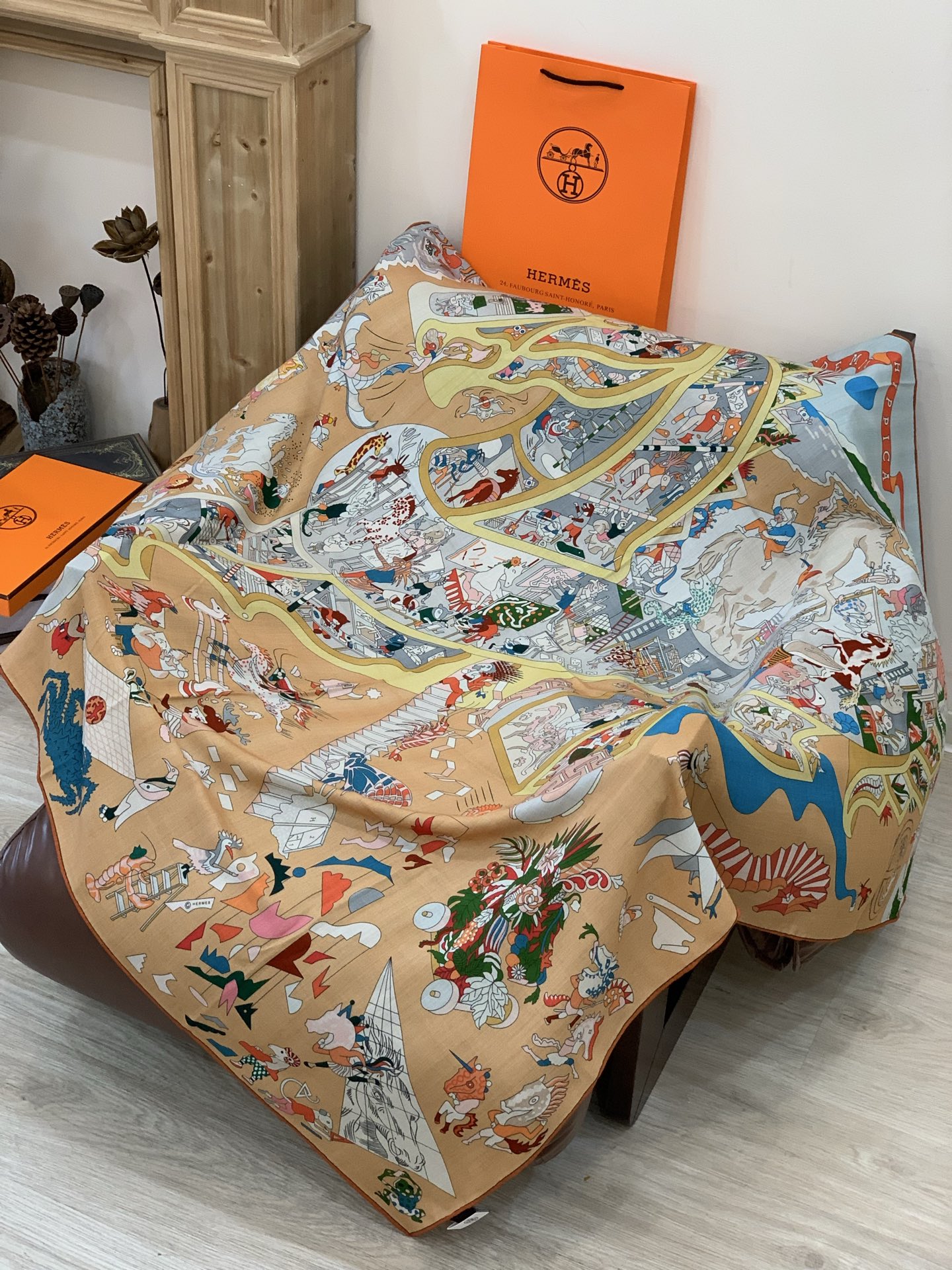 “马术学院”140双面同色丝绒披肩～Hermes 手工卷边丝绒方巾（30%桑蚕丝70%羊绒）这款爱马仕的