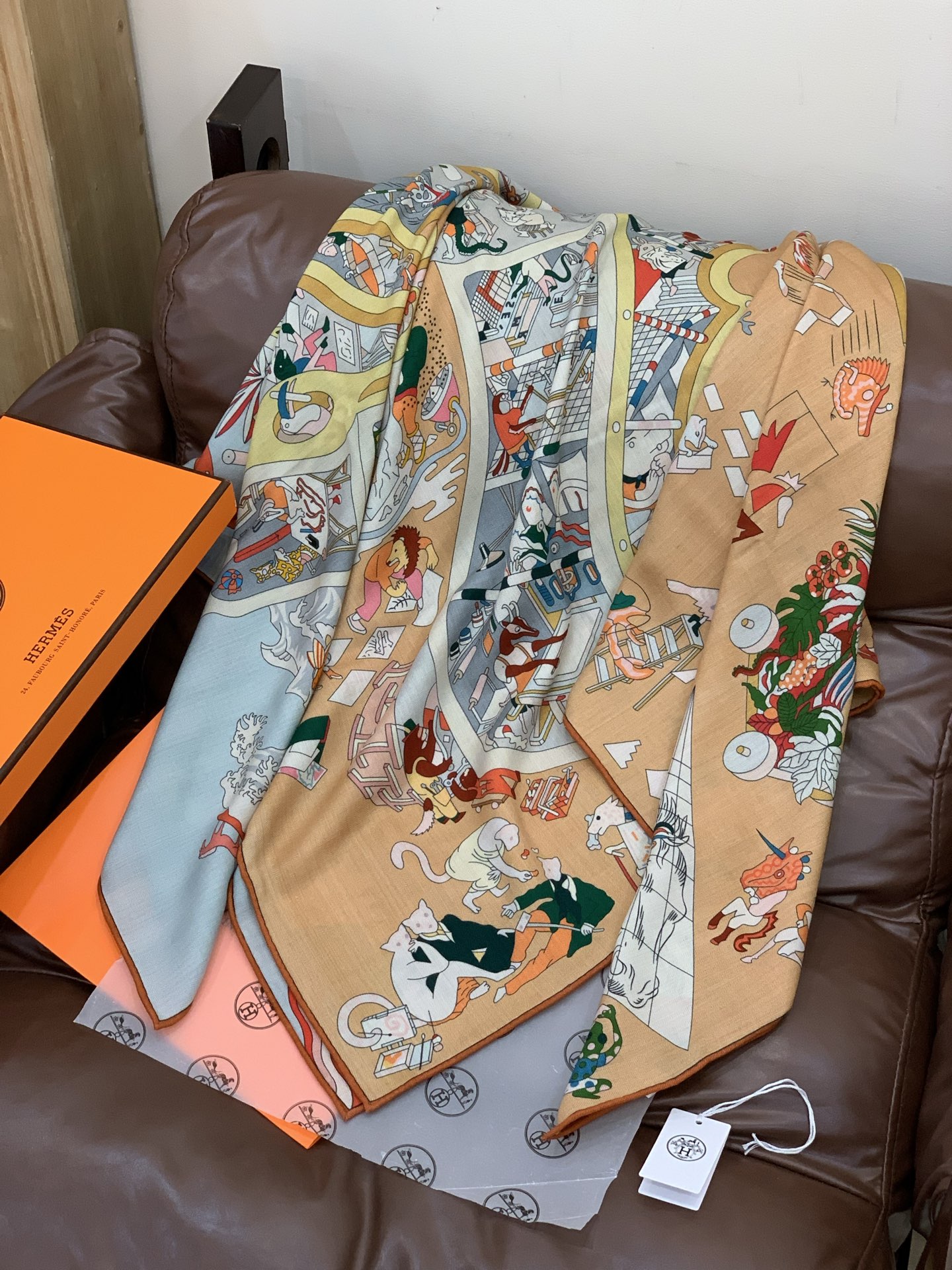 “马术学院”140双面同色丝绒披肩～Hermes 手工卷边丝绒方巾（30%桑蚕丝70%羊绒）这款爱马仕的