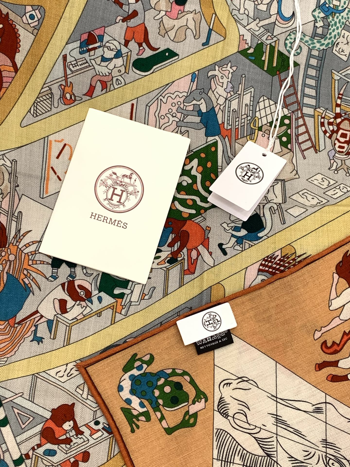 “马术学院”140双面同色丝绒披肩～Hermes 手工卷边丝绒方巾（30%桑蚕丝70%羊绒）这款爱马仕的