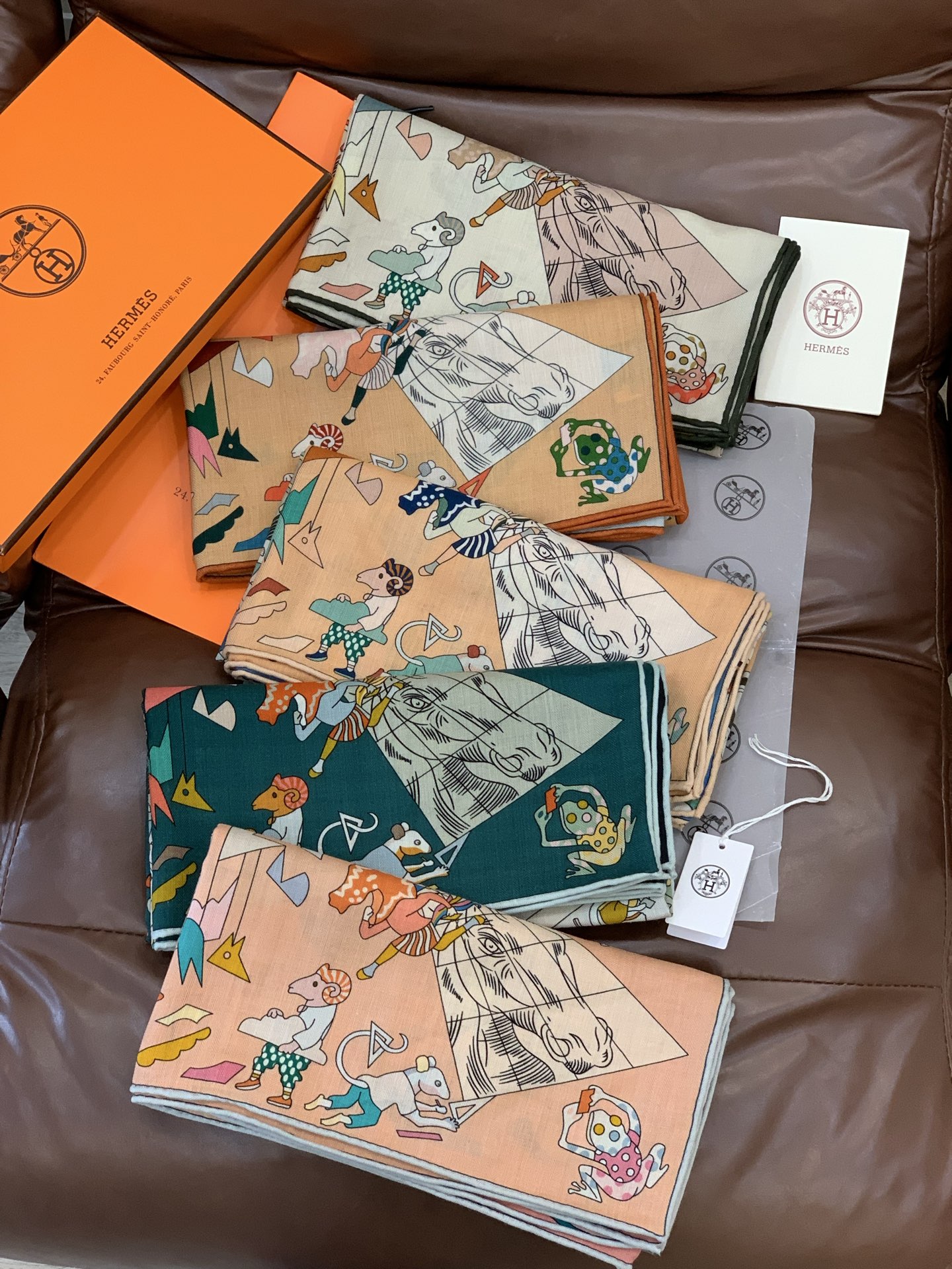 “马术学院”140双面同色丝绒披肩～Hermes 手工卷边丝绒方巾（30%桑蚕丝70%羊绒）这款爱马仕的