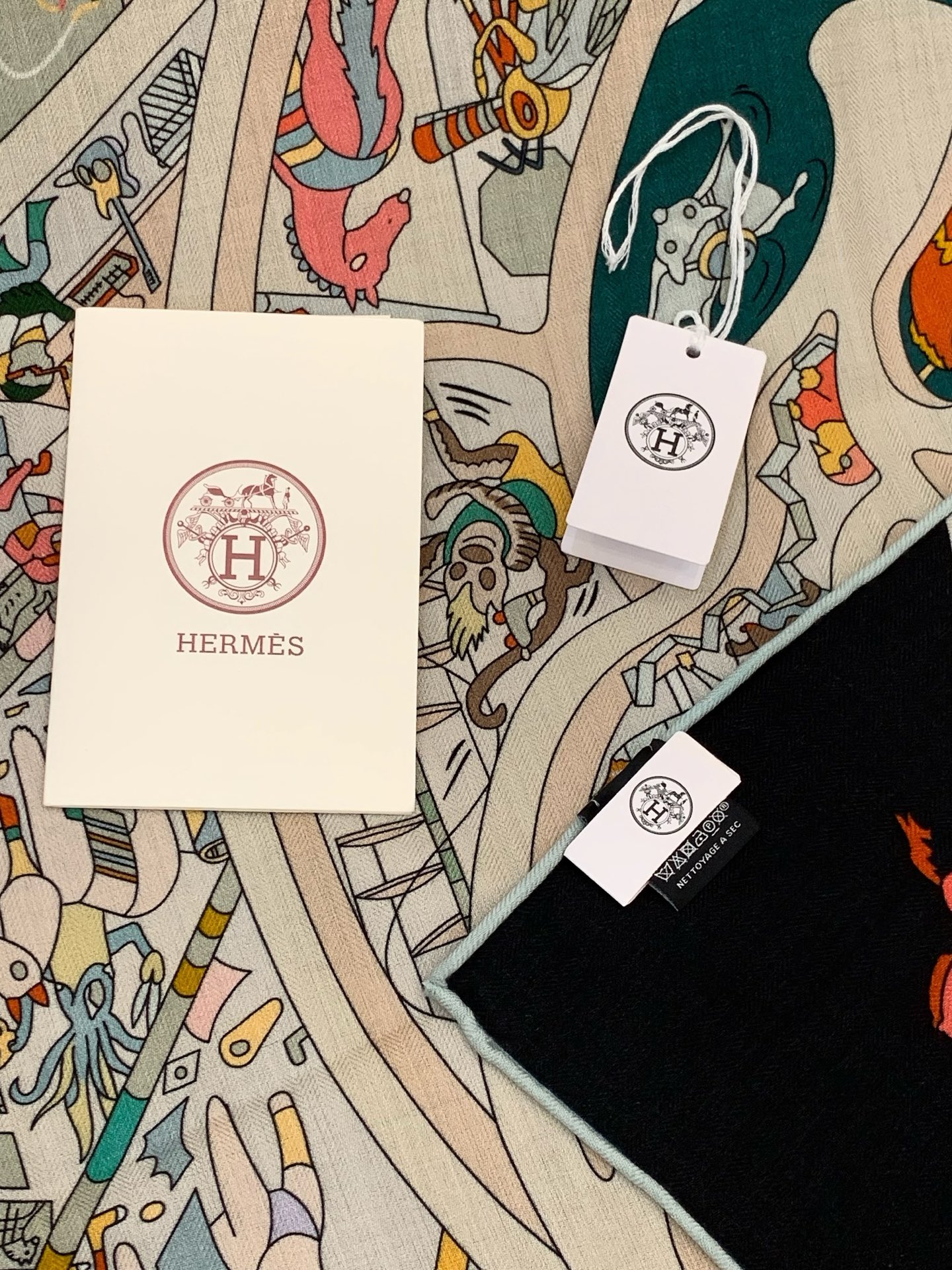 “马术学院”140双面同色丝绒披肩～Hermes 手工卷边丝绒方巾（30%桑蚕丝70%羊绒）这款爱马仕的