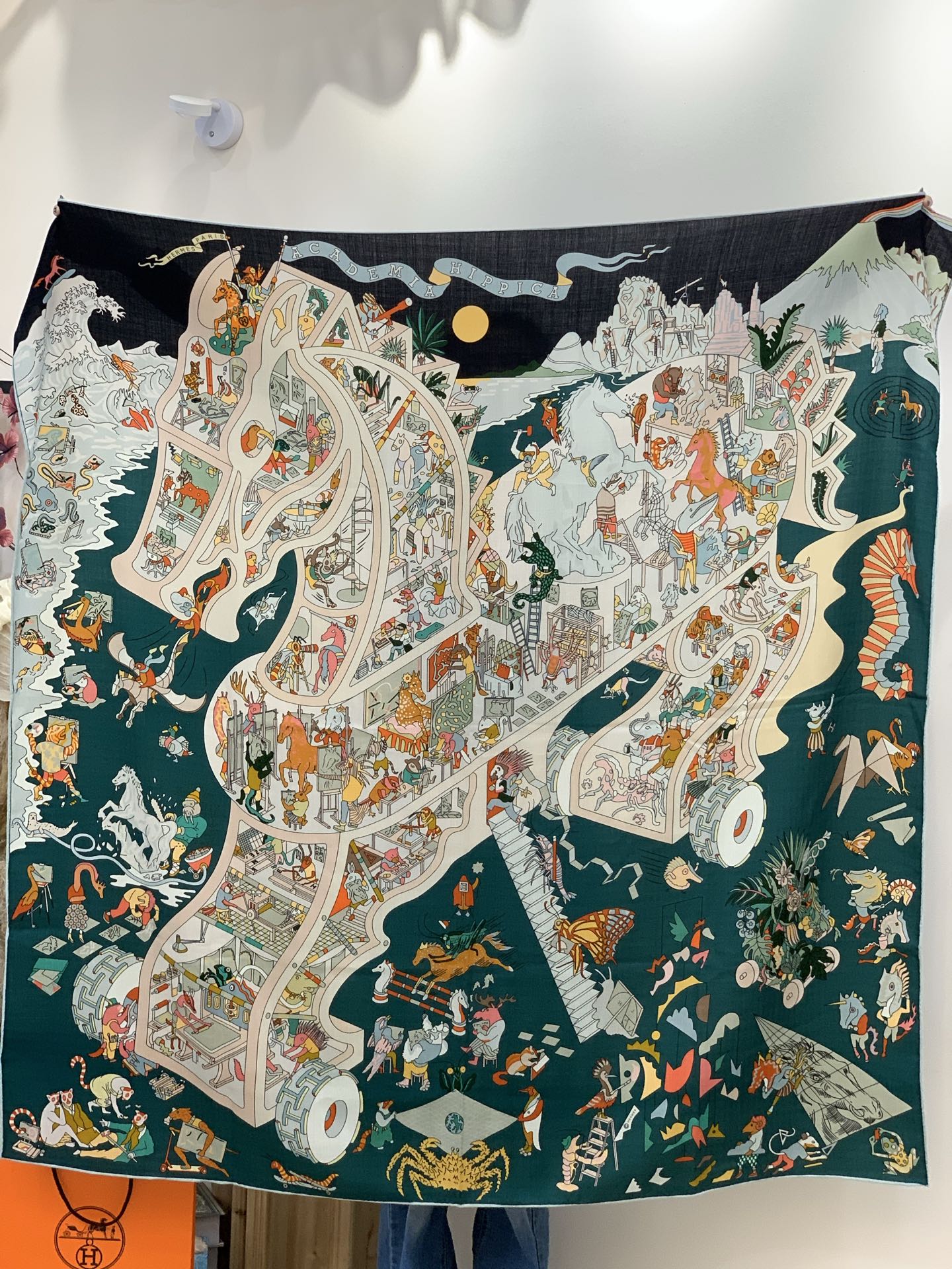 “马术学院”140双面同色丝绒披肩～Hermes 手工卷边丝绒方巾（30%桑蚕丝70%羊绒）这款爱马仕的