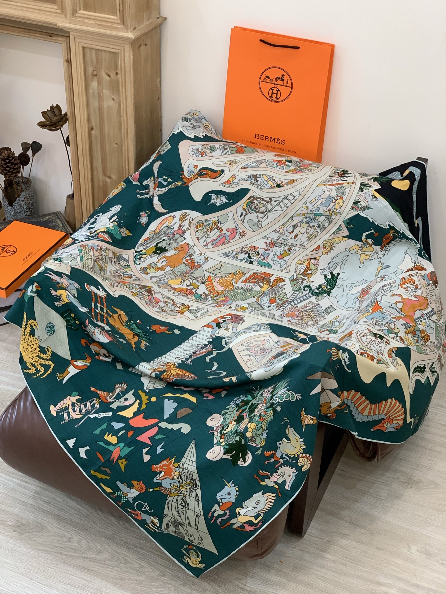 “马术学院”140双面同色丝绒披肩～Hermes 手工卷边丝绒方巾（30%桑蚕丝70%羊绒）这款爱马仕的