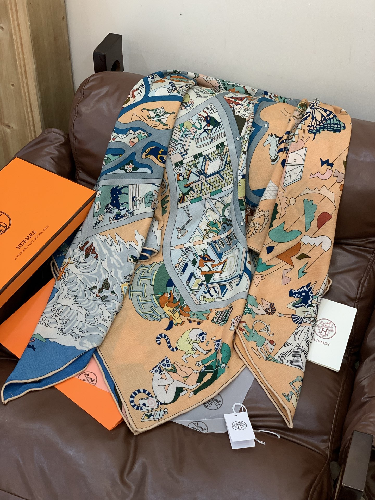 “马术学院”140双面同色丝绒披肩～Hermes 手工卷边丝绒方巾（30%桑蚕丝70%羊绒）这款爱马仕的