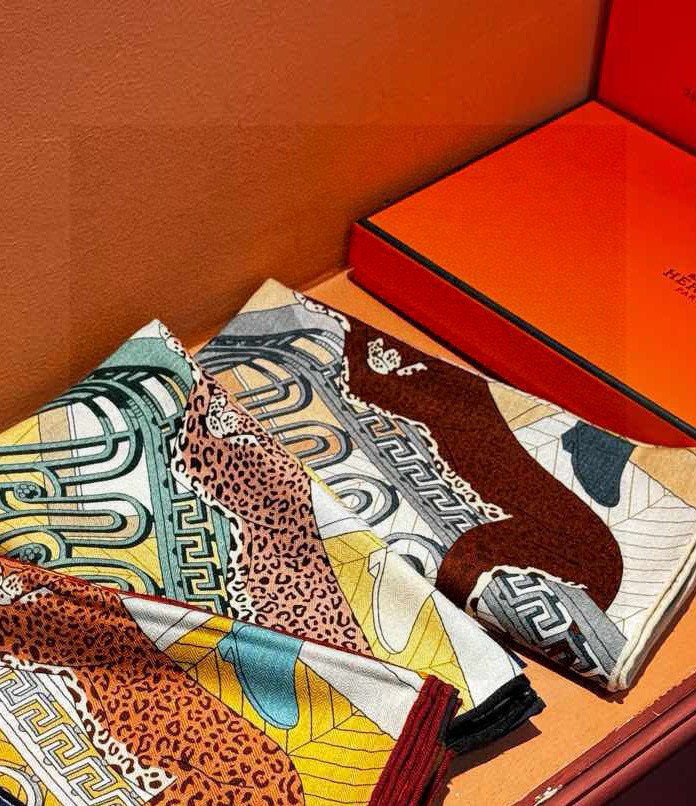 💟上新💞｛24号之谜｝羊绒大方巾[双面同色140]手工卷边H家是创意和作品故事的无限源泉，每季皆推出全新