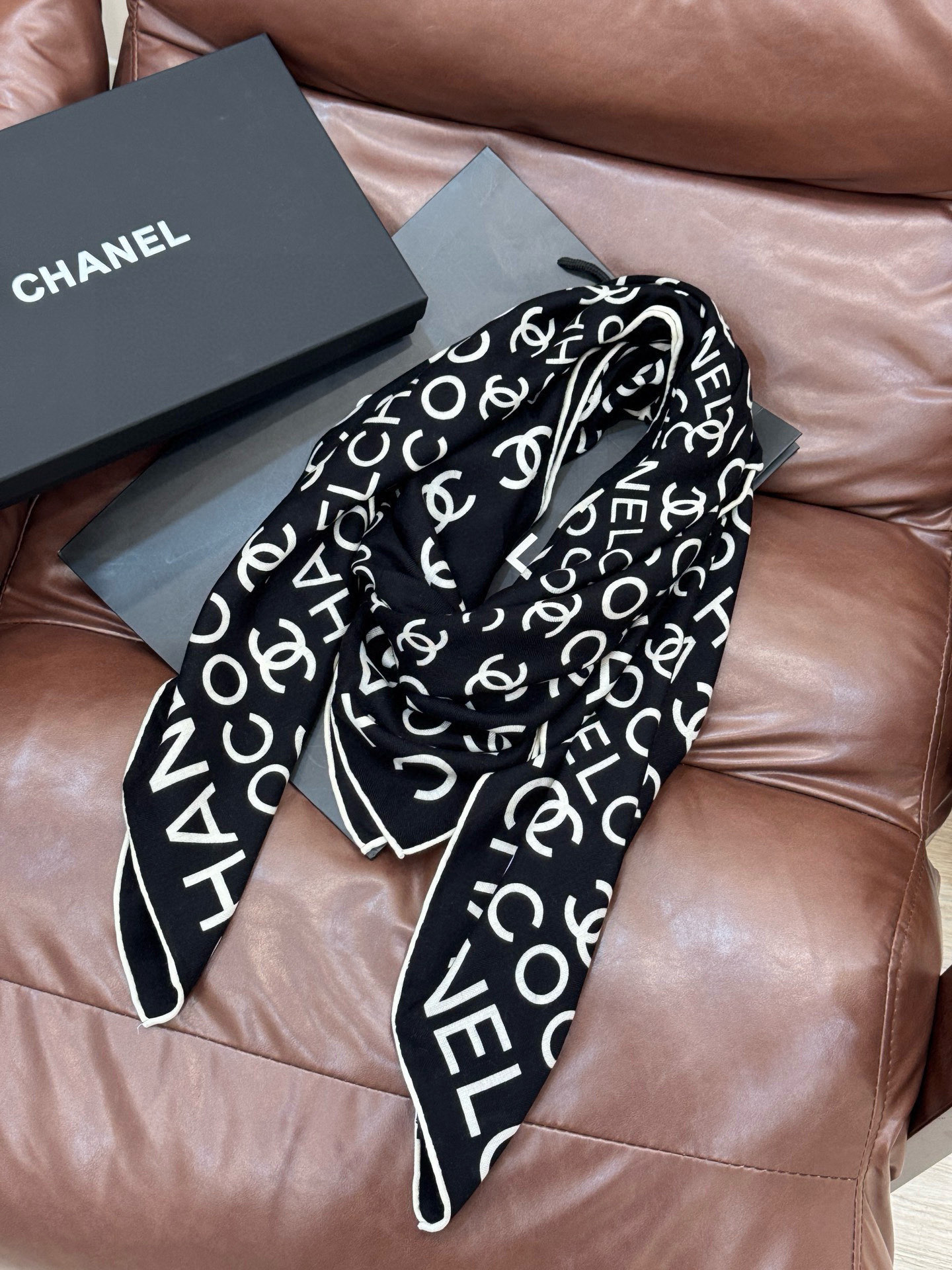 Chanel ~20。【140顶级双面丝绒披肩】香家logo与字母的完美碰撞设计底部还有隐隐约约的双C小