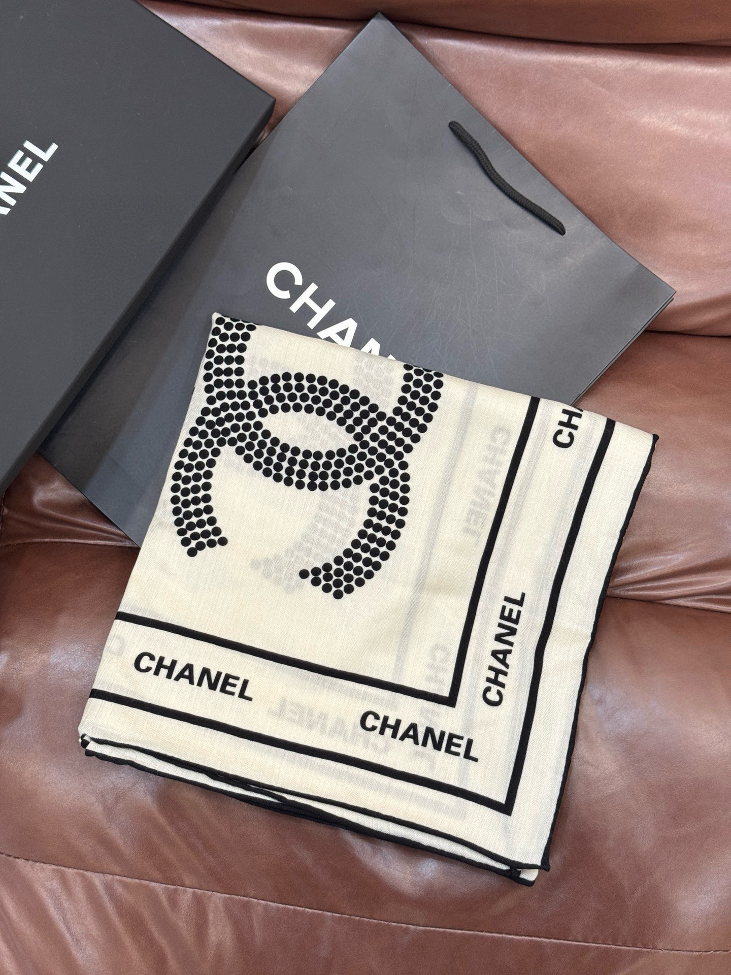 Chanel ~20。【140顶级双面丝绒披肩】香家logo与字母的完美碰撞设计底部还有隐隐约约的双C小