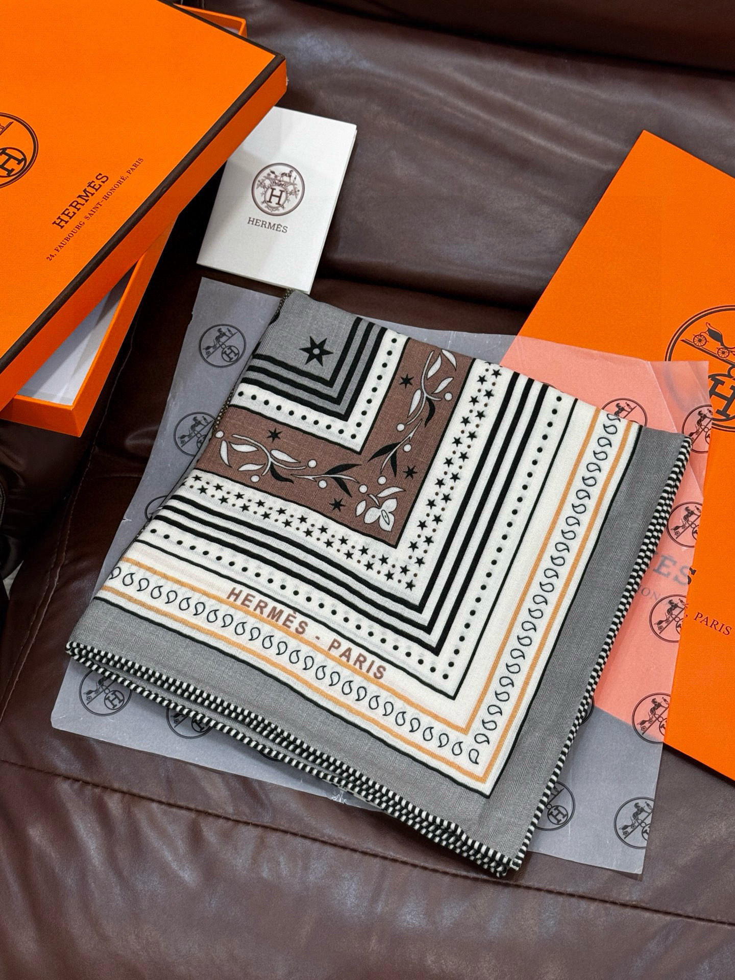 上新💕。丝绒方巾 【爱马仕2025春夏 亚马逊的庆典 Bandana，佩斯利花纹，生机勃勃的图案】（双面