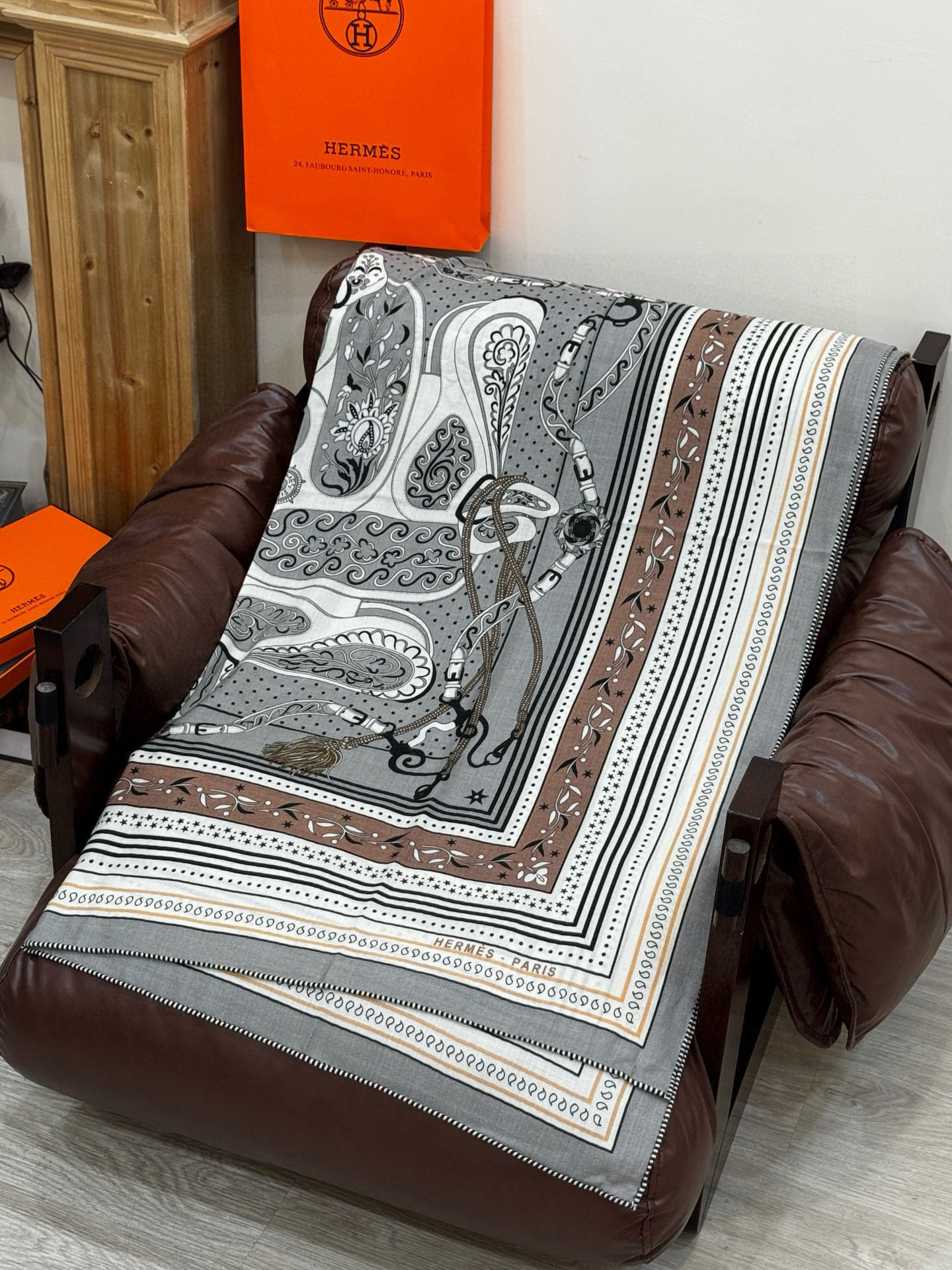 上新💕。丝绒方巾 【爱马仕2025春夏 亚马逊的庆典 Bandana，佩斯利花纹，生机勃勃的图案】（双面